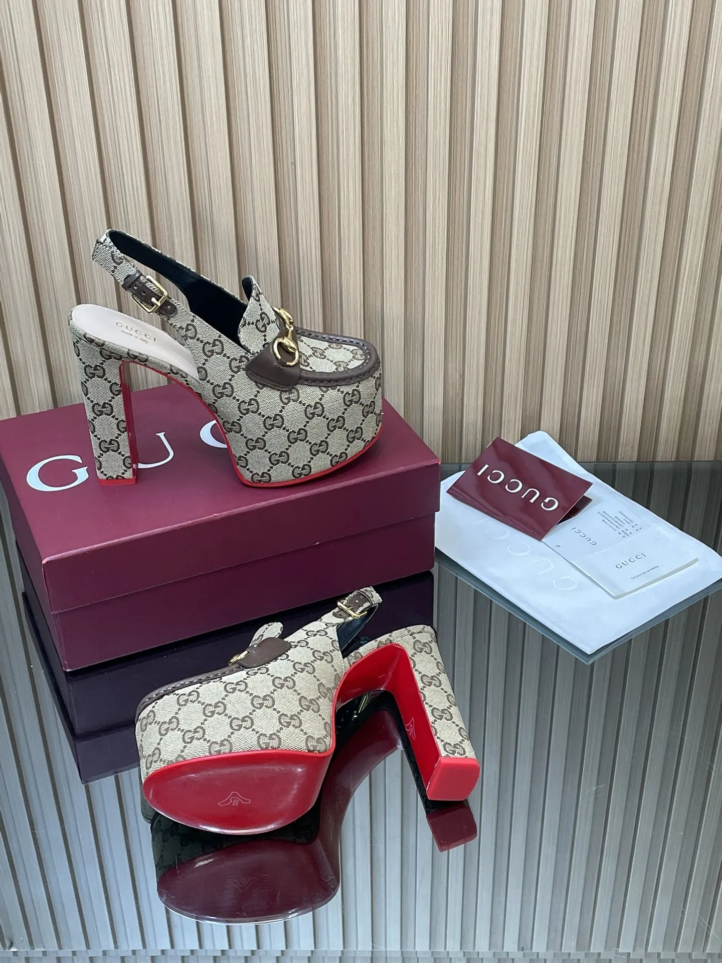 2026早春系列Gucci/古奇🔥新品🆕撞色红底🔥防水台马鞍扣 马衔扣 厚底后系带乐福鞋🆕老花G布单鞋💰350🔥高跟厚底防水台慕勒凉鞋，鞋柜必备款 原版套楦 高端品质👍 典藏图案继续在Guucci全新系列中大放异彩。全新系列匠心呈献马衔扣配件，彰显品牌马术传承。这款女士后系带鞋采用‼️大红撞色底‼️高跟点睛亮眼设计，打造稳固而舒适的穿着体验，浅金色调配件，踝部可调节搭扣开合方便穿搭💋✌️ 面料：进口GG老花帆布+牛皮 原版1:1定制五金 内里： 羊皮垫脚 大底：意大利真皮大底 跟高：后高跟14cm 前防水台：5cm 码数：35-42（404142订） 包装：全套原版高端包装 意大利创作