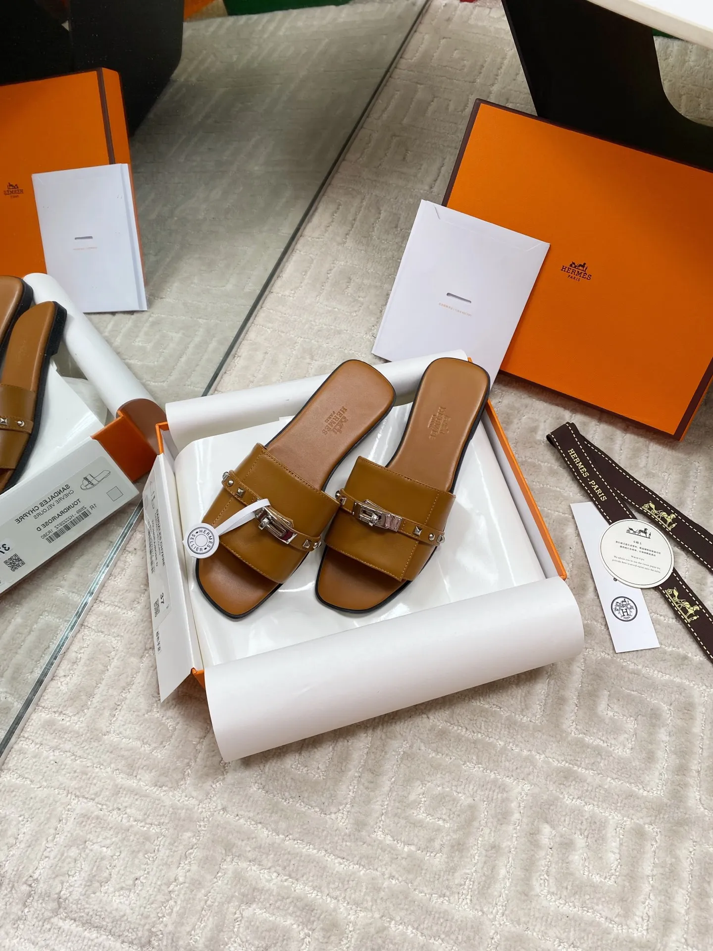 橙子出厂价💰95 Hermes 爱马仕Giulia凉鞋系列 时尚又百搭 超级舒服 每个细节都做到极致 独家开模纯钢Kelly扣 ▪️SIZE:35~40