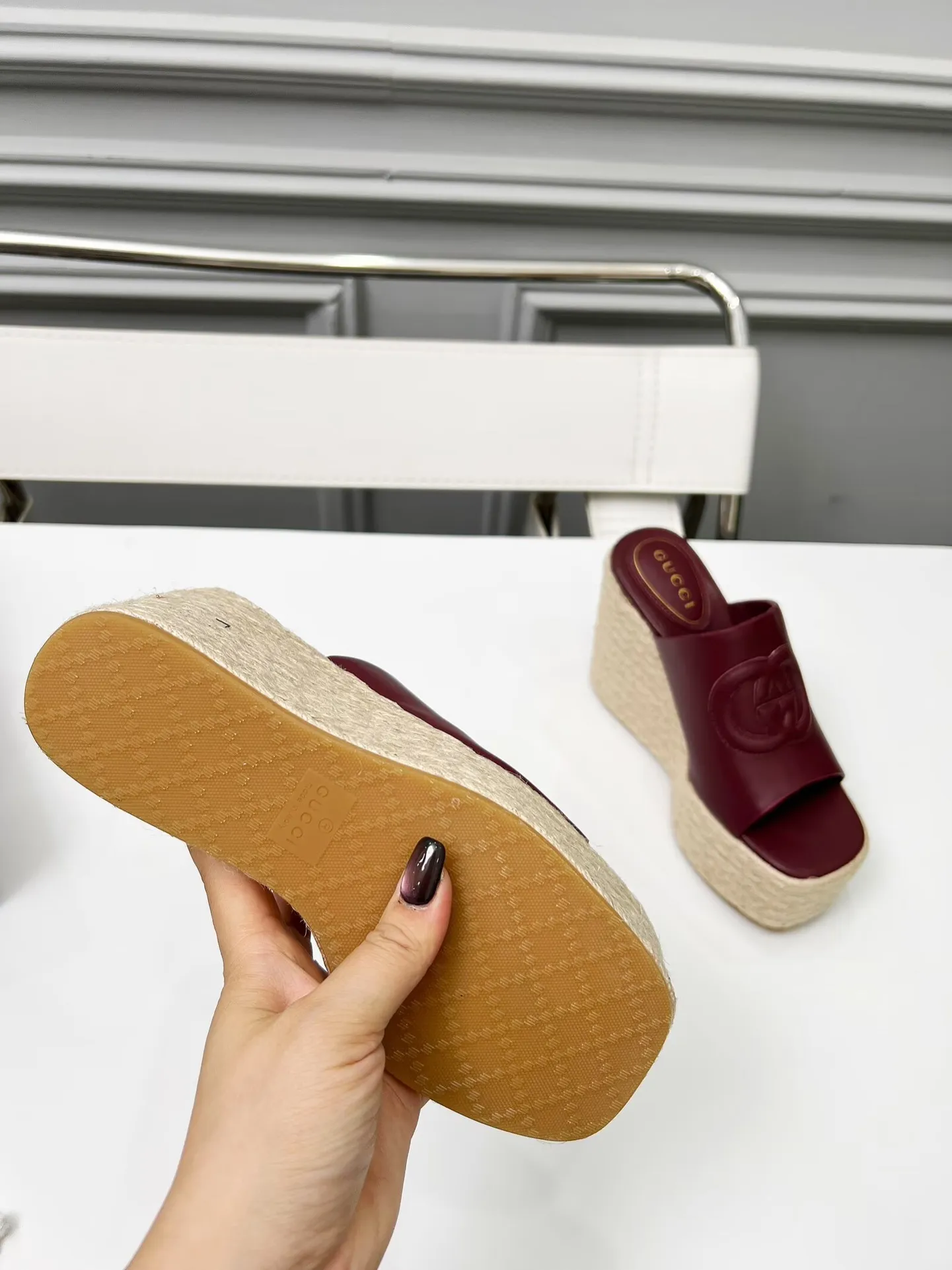 出厂价:210元 古琦新款拖鞋 ,时尚高端又个性十足的一款✅ 上脚很稳舒适又耐穿,日常搭配方便又独特,夏日必备经典款,鞋面采用GUCCI品牌车线 面料:牛皮 内里/垫脚:羊皮 水台高度:11cm 颜色:黑、白、棕、酒红、粉 码数:35—42(41、42需定做) 包装:配有布袋 卡片。