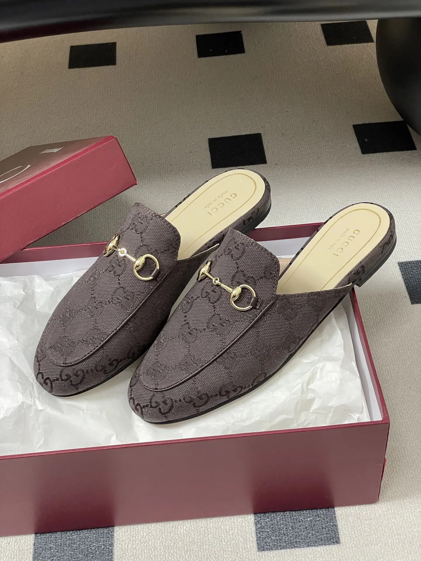 p280- 2026春夏新配色Gucci 古驰Princetown经典款系列最新版面🆕双G布面穆勒鞋马衔扣平底半拖鞋 作为设计传承的杰出代表,新系列饰马衔扣乐福鞋,生动彰显经典优雅格调。这款鞋履采用品牌标志性字母G G交织图案压纹皮,成就隽永经典。这款鞋履材质柔软,廊形精致流畅,彰显日常优雅风范! 鞋面:定制双G布面 内里垫脚:羊皮 鞋底:意大利真皮大底 码数:35-39(40.41.42定做不退换)