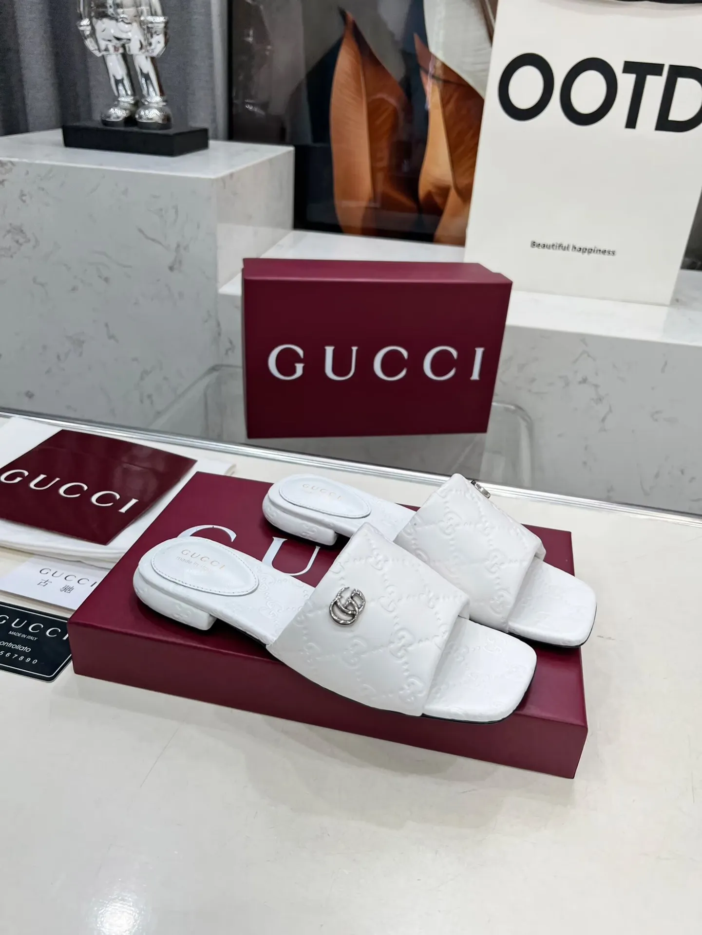 出厂价：200元 古驰双G拖鞋，时尚高端又个性十足的一款✅ 上脚很稳舒适又耐穿，日常搭配方便又独特，夏日必备经典款，鞋面采用GUCCI 3D压花、真皮大底 面料：牛皮 内里/垫脚：羊皮 颜色：黑、白、棕、酒红 码数：35&mdash;42（41、42需定做） 包装：配有布袋 卡片。