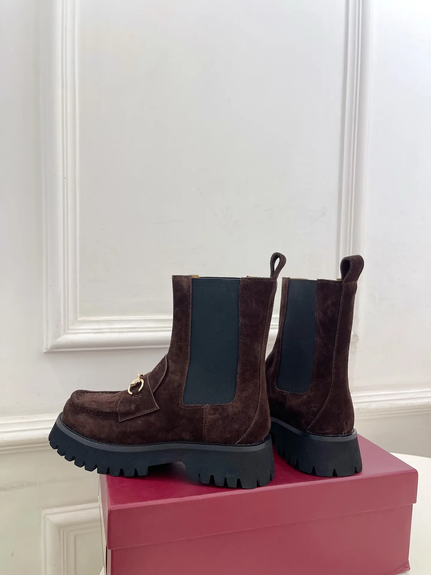Gucci | 古驰 25𝐬𝐬 ⭐️2025 G家秋冬新品 走秀款 经典马衔扣切尔西短靴 主打系列终于面世,狠货值得期待!原有的经典 创造新设计 ✨ ❥ BS代购级别!高级感十足!国内外博主刷爆的一款,复古又时髦 穿搭简便 上脚美炸了!官网主推,新色持续更新🆕 ━━━━━ ЅᏇєєt ━━━━━ ▪️鞋面:原版特定小牛皮/牛猄 ▪️内里: 进口羊皮里 ▪️大底:原版开模定制防滑大底 ▪️跟高:4.5cm ▪️鞋码: 35-39(40.41.可定做) ▪️出厂价:💰360