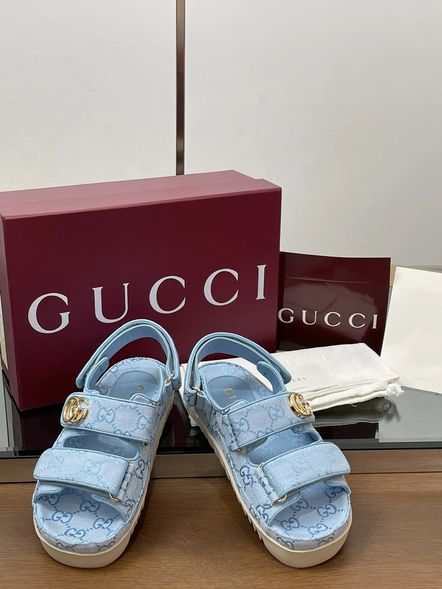 2025夏季新款GUCCi高端精品 🧧240💰🆕古驰早春系列😍饰双GG经典老花布沙滩凉鞋🔥顶级🆙代购品质！原版1:1复刻，毎个细节皆经过精心打磨细腻制作.可与ZG对比如一，无二品质！ Gucci 现代设计美学探索独特匠心之路，巧妙融合品牌经典元素与备受喜爱的品牌标识。这款凉鞋缀饰备受喜爱的双G造型配件，为整个设计注入一抹低调的品牌标识魅力，与魔术贴带的多功能性相得益彰。👏👏 面料：原版定制进口GG老花帆布+进口羊皮 内里/垫脚：进口羊皮里 鞋跟：2.0CM厚底 大底：模具进口橡胶底 尺码：女35-42（404142定做不退换） 包装：全套安可拉酒红原包装