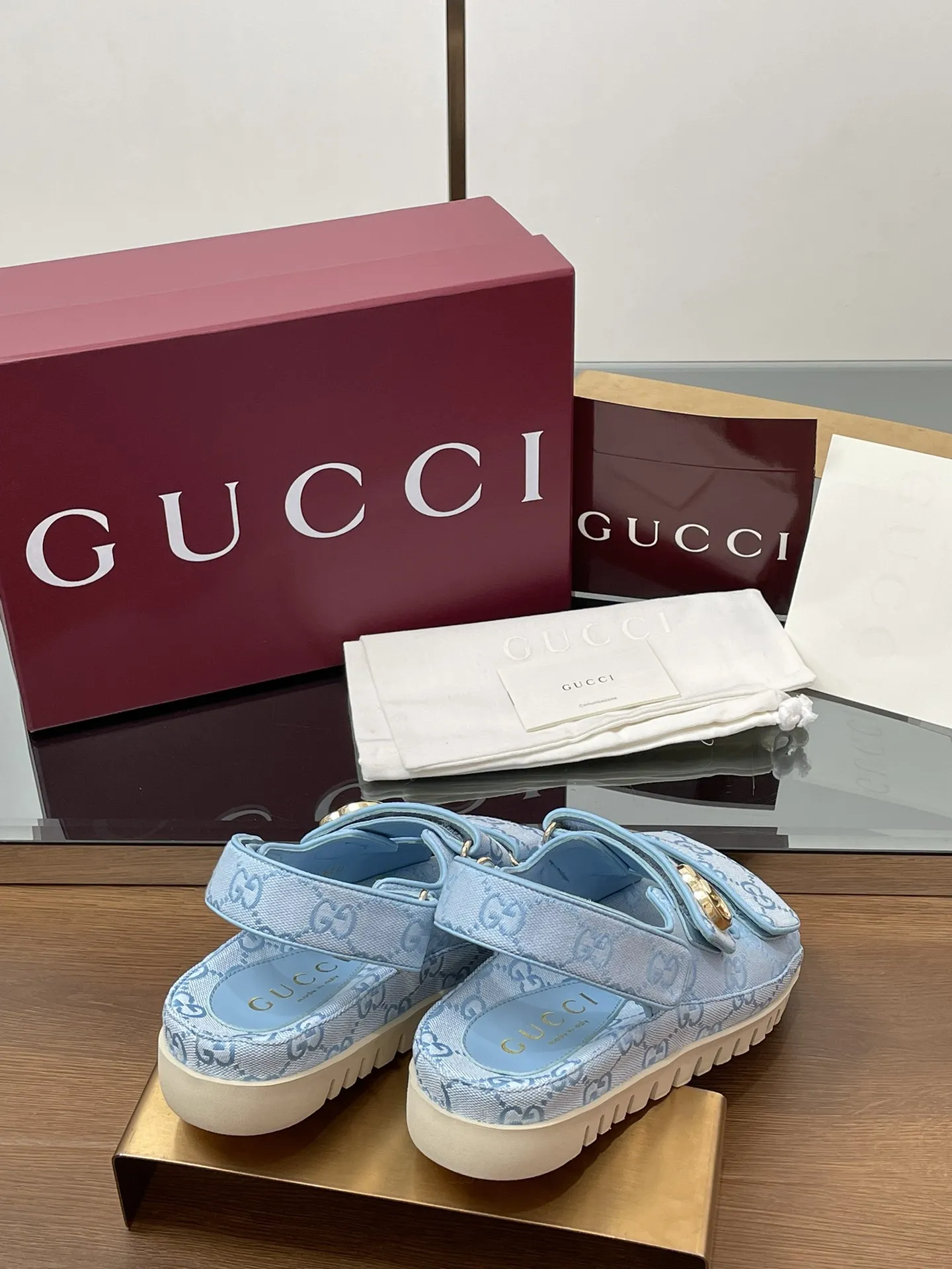 2025夏季新款GUCCi高端精品 🧧240💰🆕古驰早春系列😍饰双GG经典老花布沙滩凉鞋🔥顶级🆙代购品质!原版1:1复刻,毎个细节皆经过精心打磨细腻制作.可与ZG对比如一,无二品质! Gucci 现代设计美学探索独特匠心之路,巧妙融合品牌经典元素与备受喜爱的品牌标识。这款凉鞋缀饰备受喜爱的双G造型配件,为整个设计注入一抹低调的品牌标识魅力,与魔术贴带的多功能性相得益彰。👏👏 面料:原版定制进口GG老花帆布+进口羊皮 内里/垫脚:进口羊皮里 鞋跟:2.0CM厚底 大底:模具进口橡胶底 尺码:女35-42(404142定做不退换) 包装:全套安可拉酒红原包装