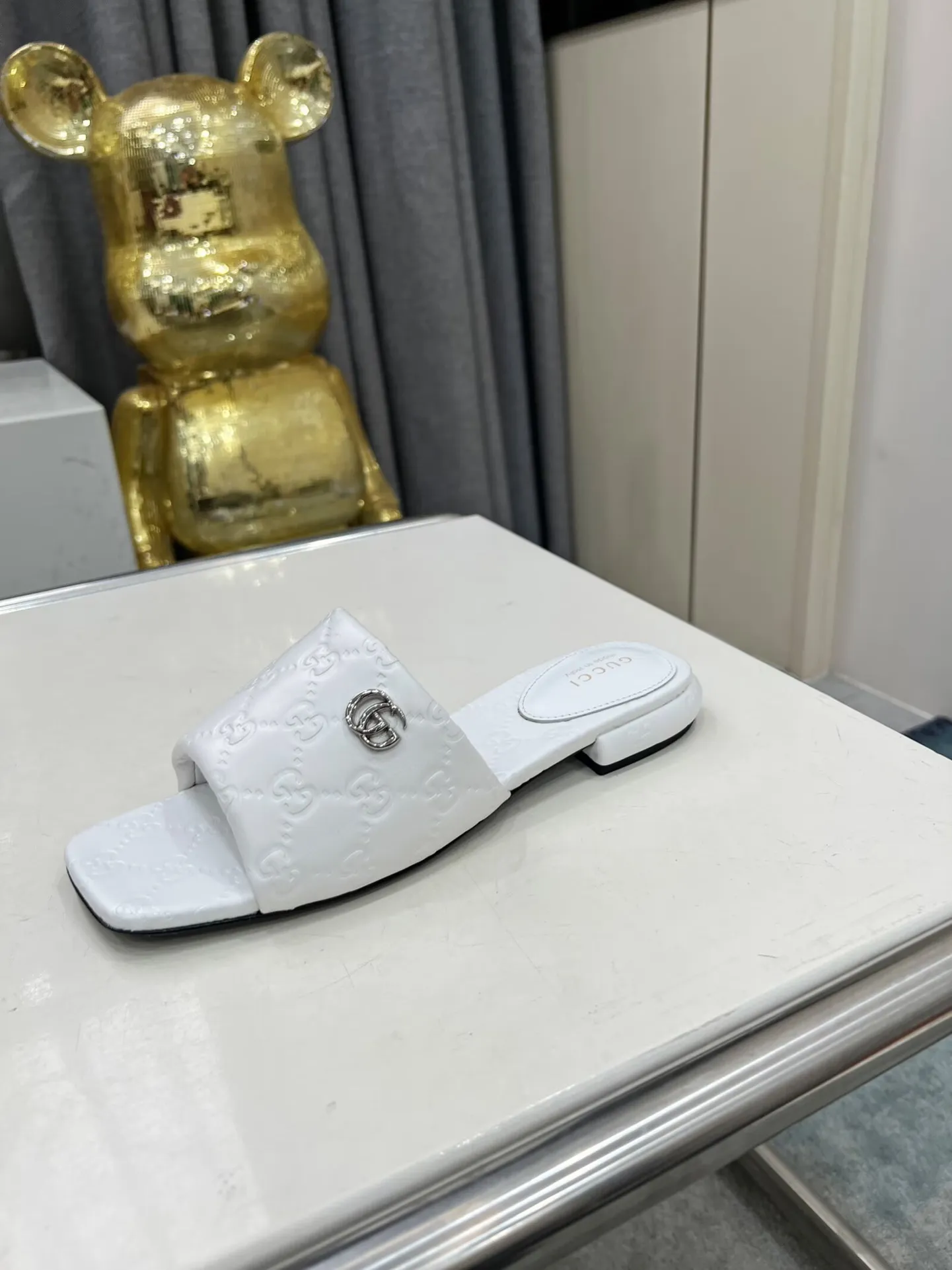 出厂价：200元 古驰双G拖鞋，时尚高端又个性十足的一款✅ 上脚很稳舒适又耐穿，日常搭配方便又独特，夏日必备经典款，鞋面采用GUCCI 3D压花、真皮大底 面料：牛皮 内里/垫脚：羊皮 颜色：黑、白、棕、酒红 码数：35&mdash;42（41、42需定做） 包装：配有布袋 卡片。