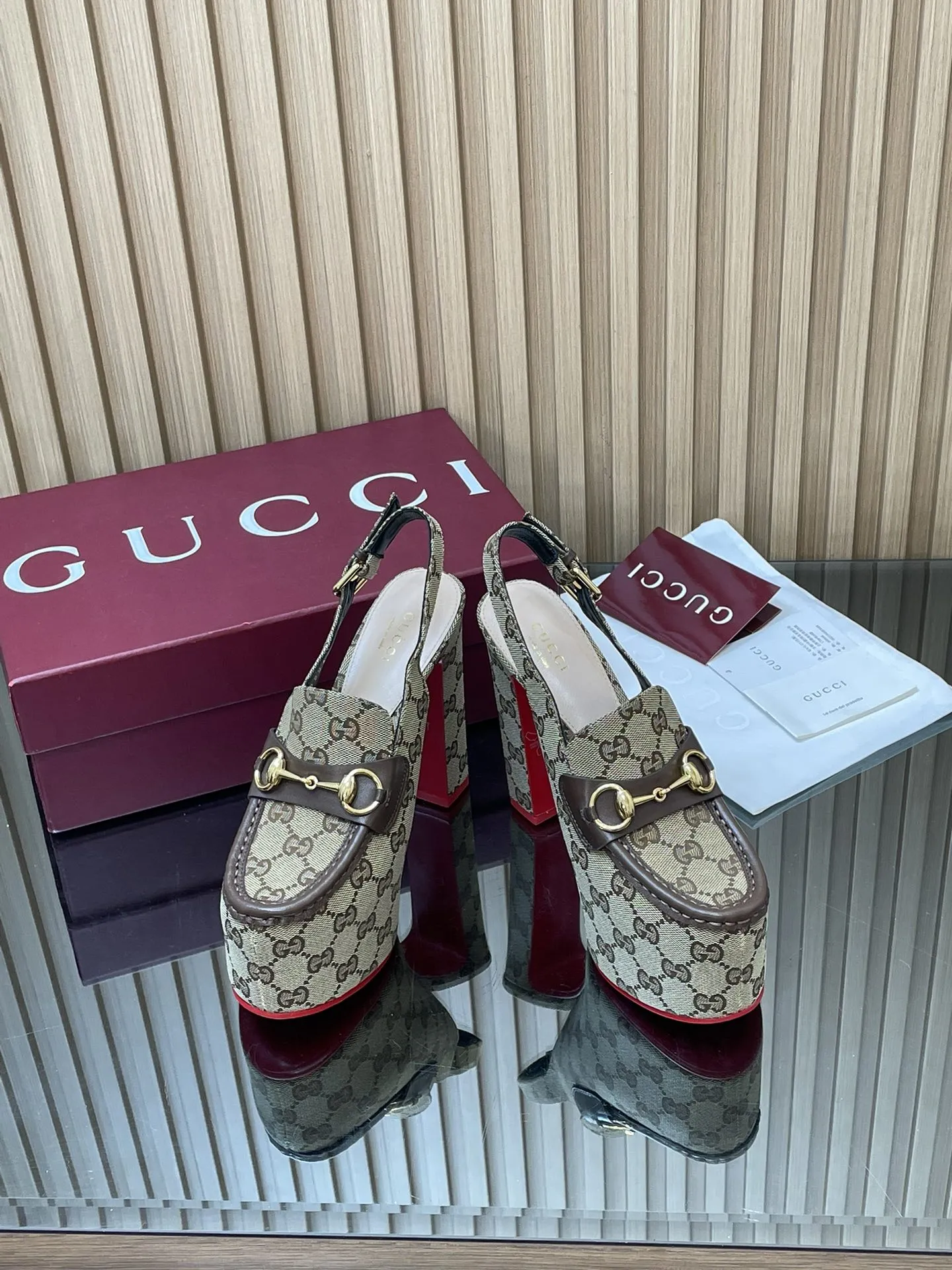 2026早春系列Gucci/古奇🔥新品🆕撞色红底🔥防水台马鞍扣 马衔扣 厚底后系带乐福鞋🆕老花G布单鞋💰350🔥高跟厚底防水台慕勒凉鞋,鞋柜必备款 原版套楦 高端品质👍 典藏图案继续在Guucci全新系列中大放异彩。全新系列匠心呈献马衔扣配件,彰显品牌马术传承。这款女士后系带鞋采用‼️大红撞色底‼️高跟点睛亮眼设计,打造稳固而舒适的穿着体验,浅金色调配件,踝部可调节搭扣开合方便穿搭💋✌️ 面料:进口GG老花帆布+牛皮 原版1:1定制五金 内里: 羊皮垫脚 大底:意大利真皮大底 跟高:后高跟14cm 前防水台:5cm 码数:35-42(404142订) 包装:全套原版高端包装 意大利创作