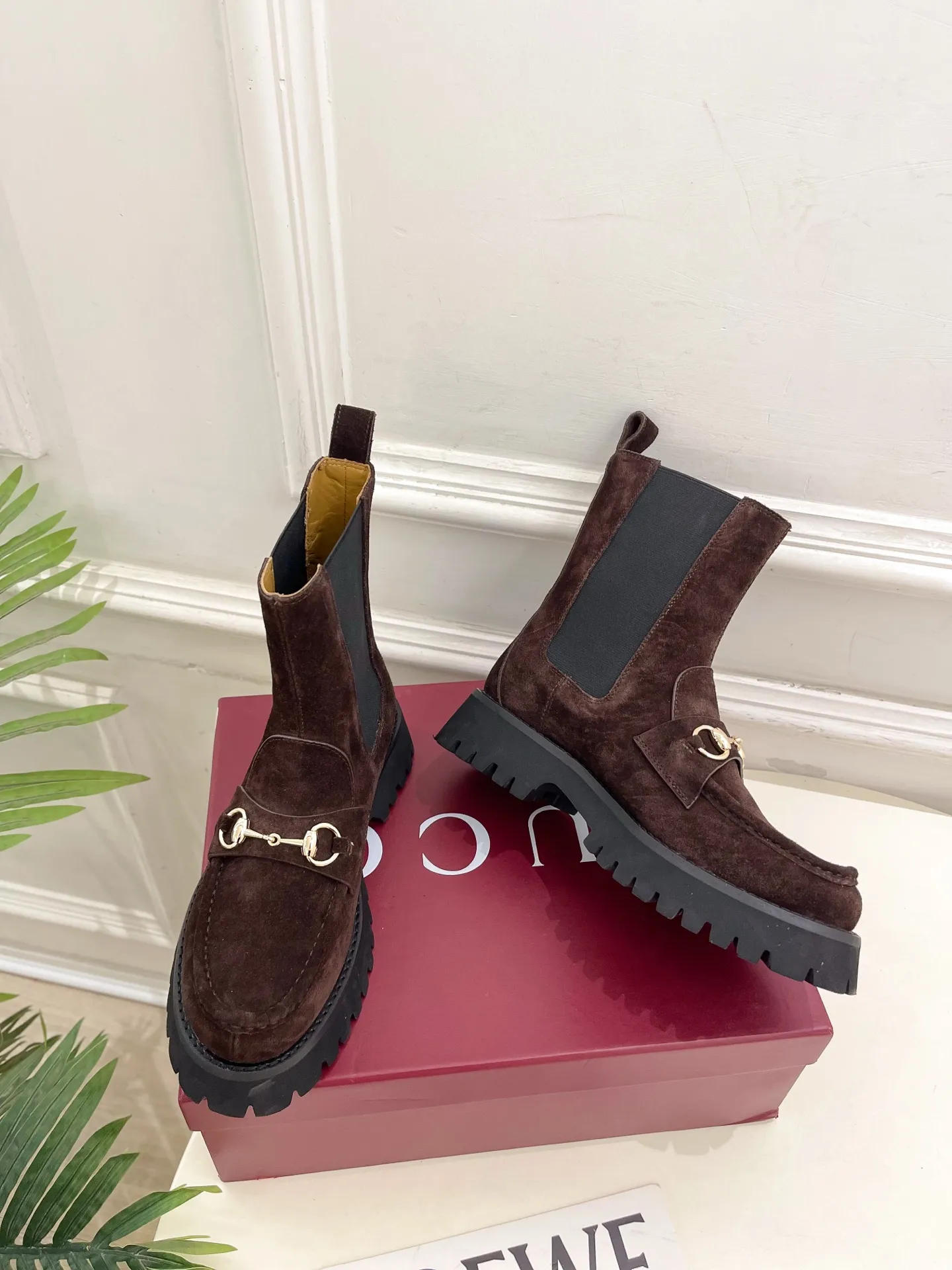 Gucci | 古驰 25𝐬𝐬 ⭐️2025 G家秋冬新品 走秀款 经典马衔扣切尔西短靴 主打系列终于面世，狠货值得期待！原有的经典 创造新设计 ✨ ❥ BS代购级别！高级感十足！国内外博主刷爆的一款,复古又时髦 穿搭简便 上脚美炸了！官网主推，新色持续更新🆕 ━━━━━ ЅᏇєєt ━━━━━ ▪️鞋面：原版特定小牛皮/牛猄 ▪️内里: 进口羊皮里 ▪️大底：原版开模定制防滑大底 ▪️跟高：4.5cm ▪️鞋码: 35-39（40.41.可定做） ▪️出厂价：💰360