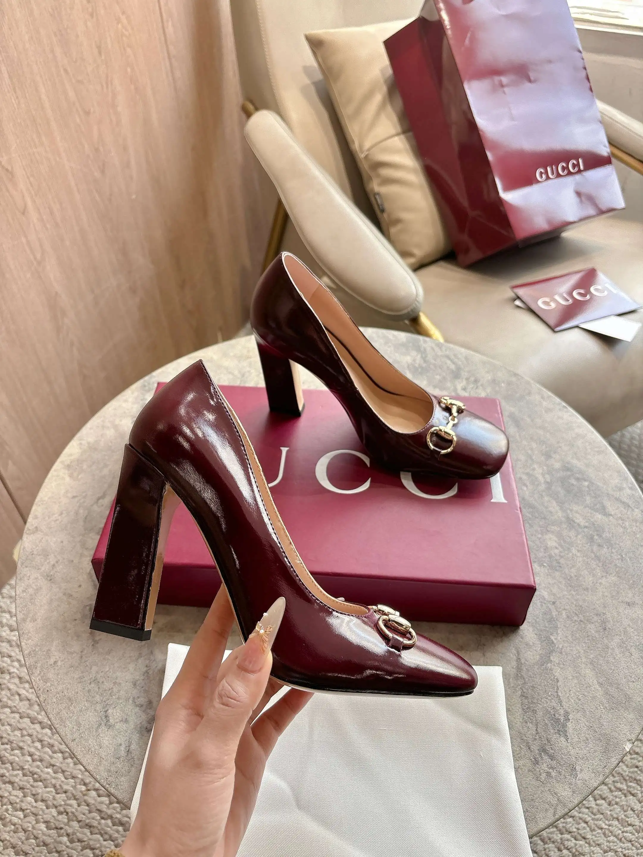 3079-1 酒红¥270(35-42)2026春夏系列全新上市。这款单品亮相于《La Famiglia》系列“Incazzata”造型。Signora系列鞋履的设计灵感源自意大利语中的“夫人”一词,以简约利落的方形鞋头与纤细修长的粗跟焕新演绎品牌典藏浅口鞋,为雅致风尚注入一抹现代气息。 酒红柔软亮面皮革 金色调配件 粉色皮革衬里 马衔扣和同款金属质感饰面“Made in Italy by Gucci”标识 利落方形鞋头 皮革鞋底 修长阔跟廓形 中跟 跟高:110厘米