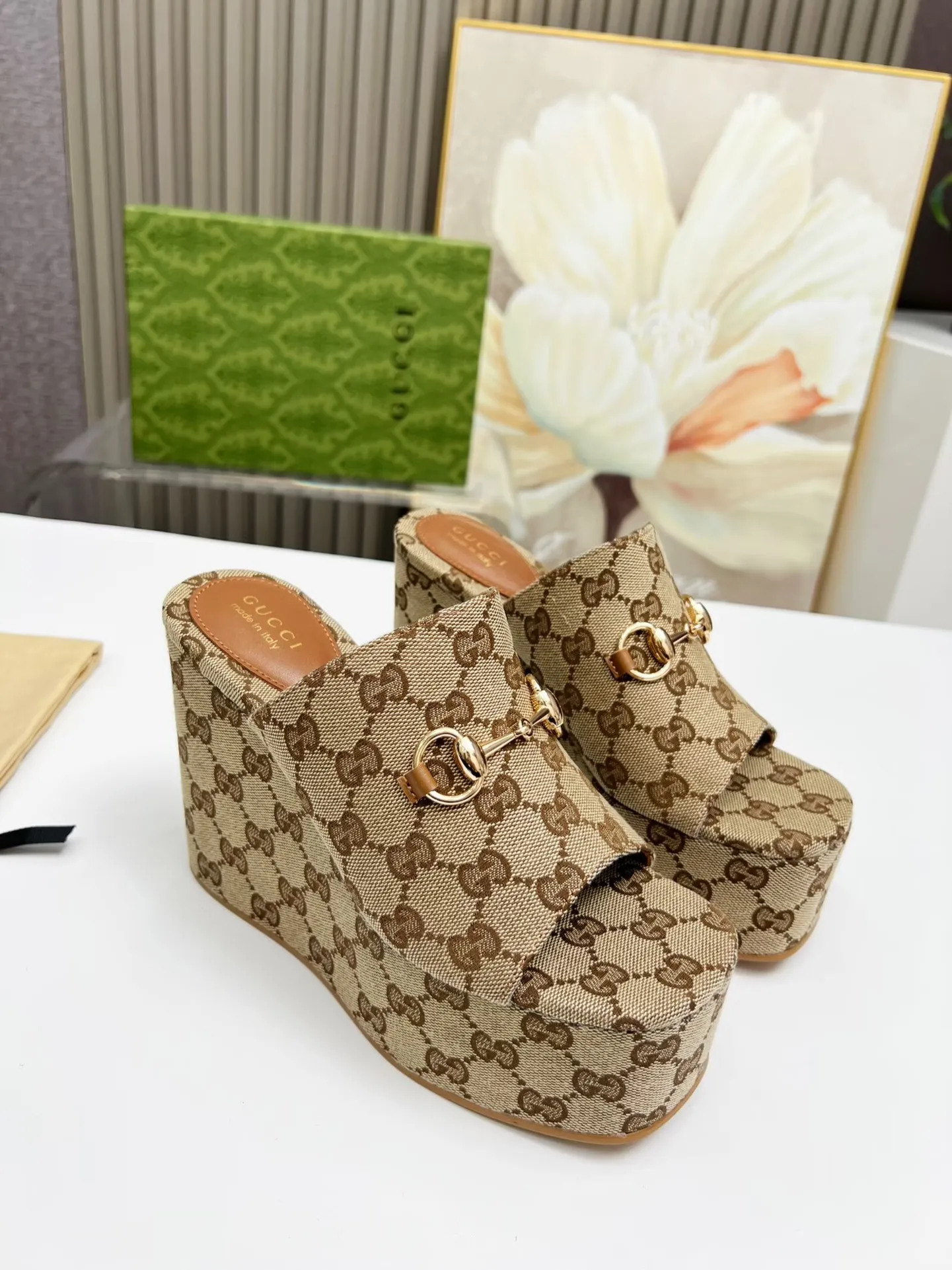 出厂价：200元 古琦新款拖鞋 ，时尚高端又个性十足的一款✅ 上脚很稳舒适又耐穿，日常搭配方便又独特，夏日必备经典款，鞋面采用GUCCI品牌饰扣 内里/垫脚：羊皮 水台高度：11cm 颜色：黑、棕 码数：35&mdash;42（41、42需定做） 包装：配有布袋 卡片。