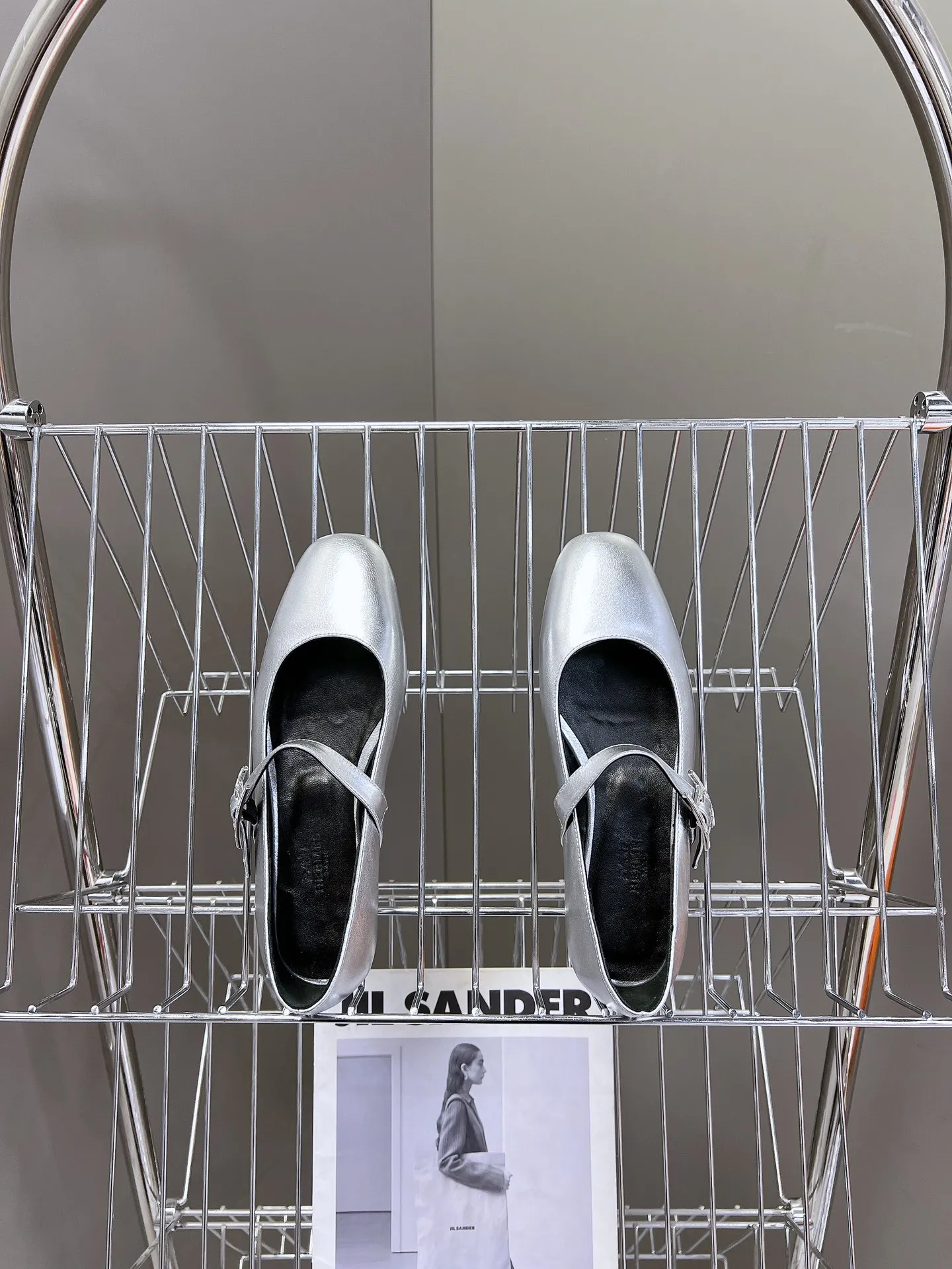 橙子出厂价💰100 🆕 HERMES爱马仕新款玛丽珍 H家唯一一款绑带玛丽珍 简约的设计 极具辨识度的H五金扣 还是第一款，上脚包裹感更强，走路更跟脚✔️原版复刻品质 细节一比一复原 鞋面进口小牛皮 内里羊皮 大底意大利真皮大底 原版全套包装 size:34-42