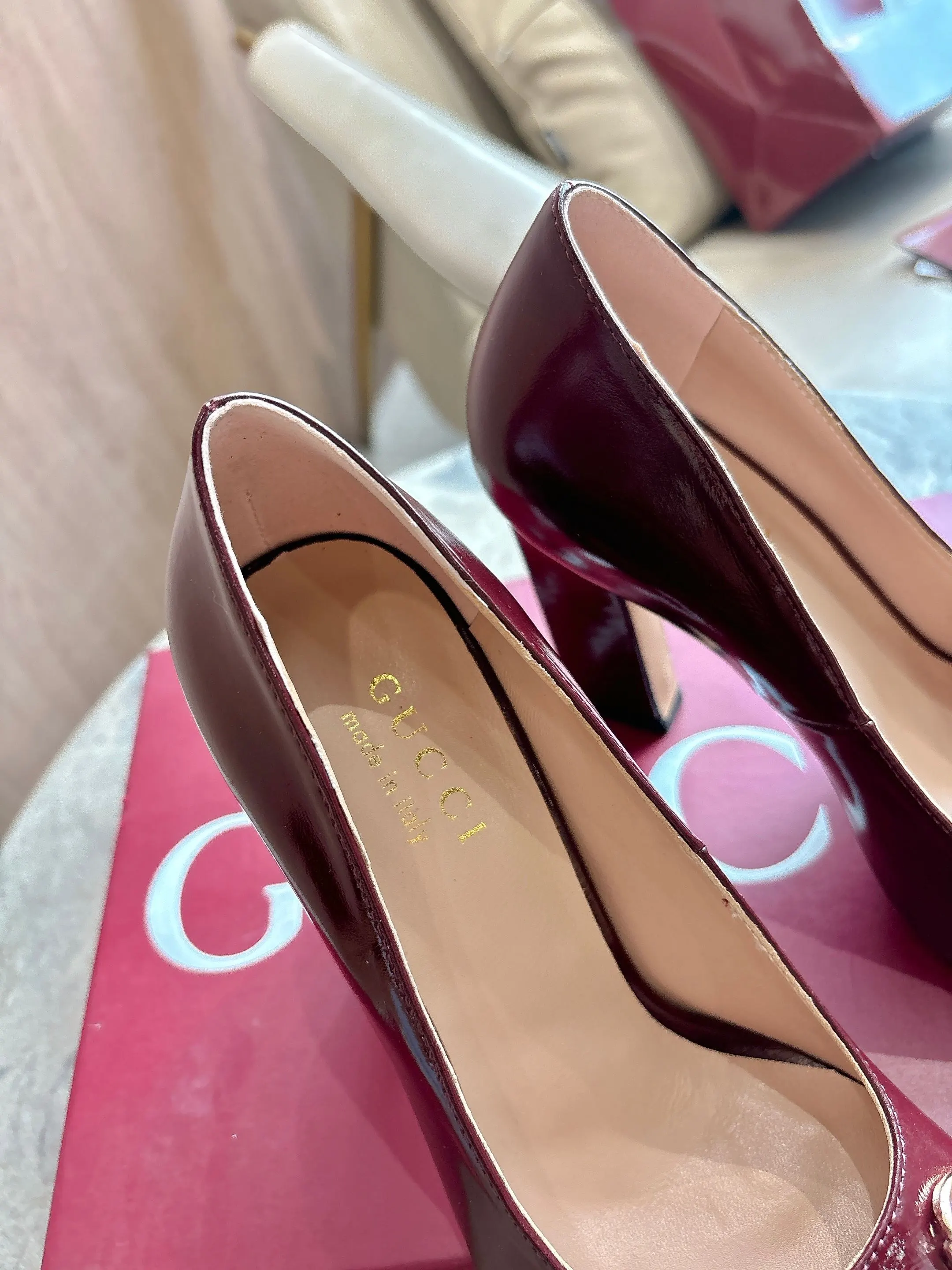 3079-1 酒红&yen;270（35-42）2026春夏系列全新上市。这款单品亮相于《La Famiglia》系列&ldquo;Incazzata&rdquo;造型。Signora系列鞋履的设计灵感源自意大利语中的&ldquo;夫人&rdquo;一词，以简约利落的方形鞋头与纤细修长的粗跟焕新演绎品牌典藏浅口鞋，为雅致风尚注入一抹现代气息。 酒红柔软亮面皮革 金色调配件 粉色皮革衬里 马衔扣和同款金属质感饰面&ldquo;Made in Italy by Gucci&rdquo;标识 利落方形鞋头 皮革鞋底 修长阔跟廓形 中跟 跟高：110厘米