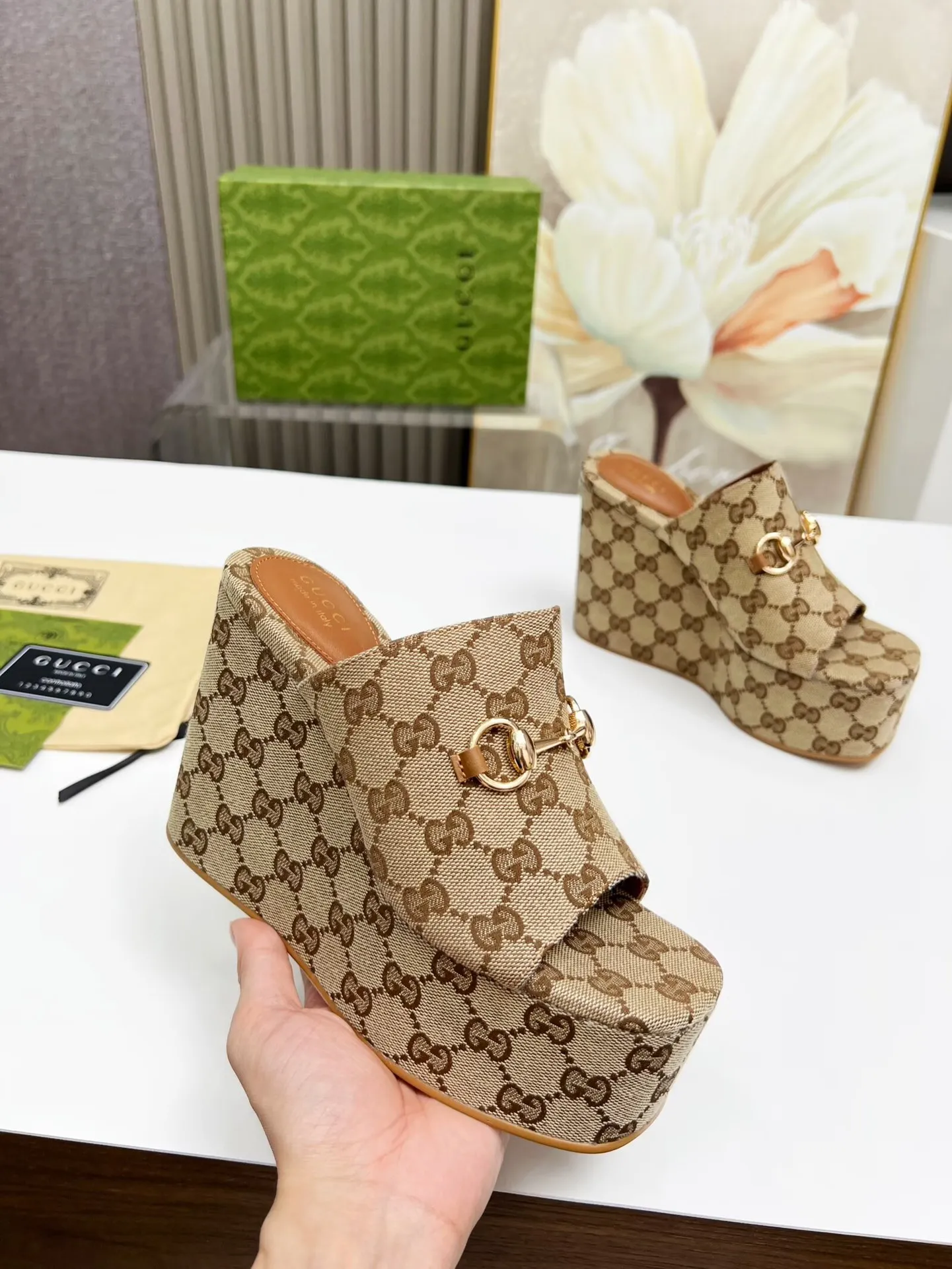 出厂价:200元 古琦新款拖鞋 ,时尚高端又个性十足的一款✅ 上脚很稳舒适又耐穿,日常搭配方便又独特,夏日必备经典款,鞋面采用GUCCI品牌饰扣 内里/垫脚:羊皮 水台高度:11cm 颜色:黑、棕 码数:35—42(41、42需定做) 包装:配有布袋 卡片。