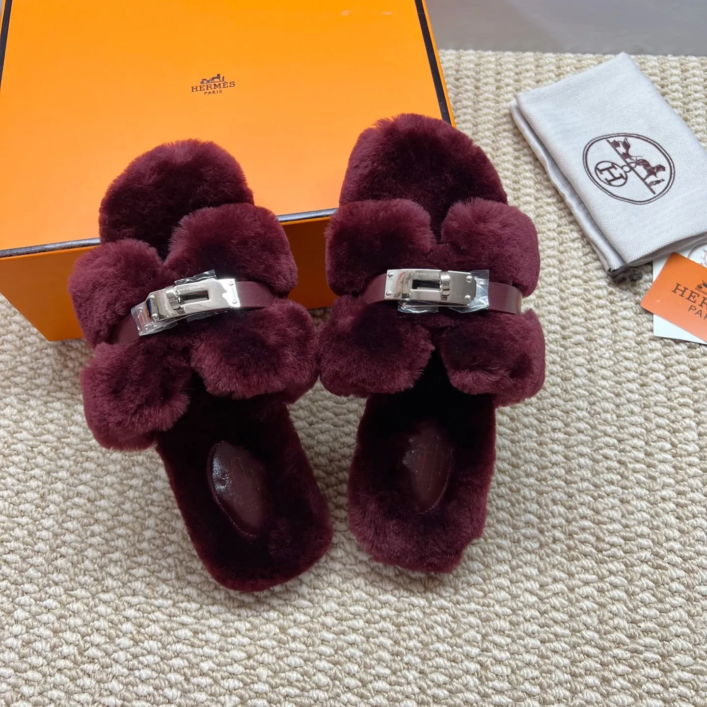 橙子出厂价💰 100 代购级别hermes爱马仕二舅毛拖常年做货2025新款新色官网、小红书同步最新配色爱马仕爆款火热上线,做工升级版,高品质! 时尚潮流小羊毛H拖秋冬款平底毛拖, 可定制无标不退不换 面料:进口小羊卷真毛 里料:进口小羊卷真毛 码数:35-41