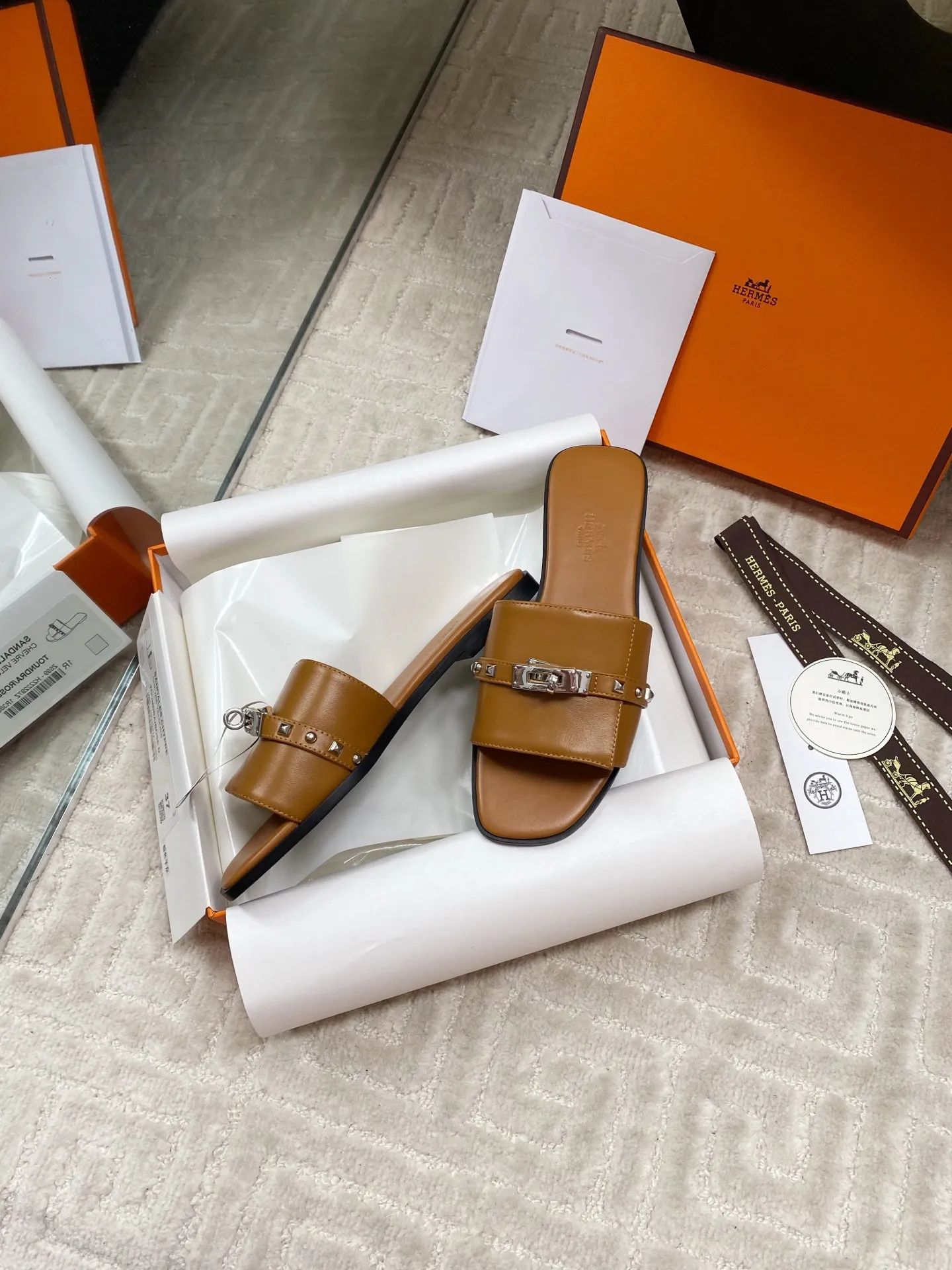 橙子出厂价💰95 Hermes 爱马仕Giulia凉鞋系列 时尚又百搭 超级舒服 每个细节都做到极致 独家开模纯钢Kelly扣 ▪️SIZE：35~40