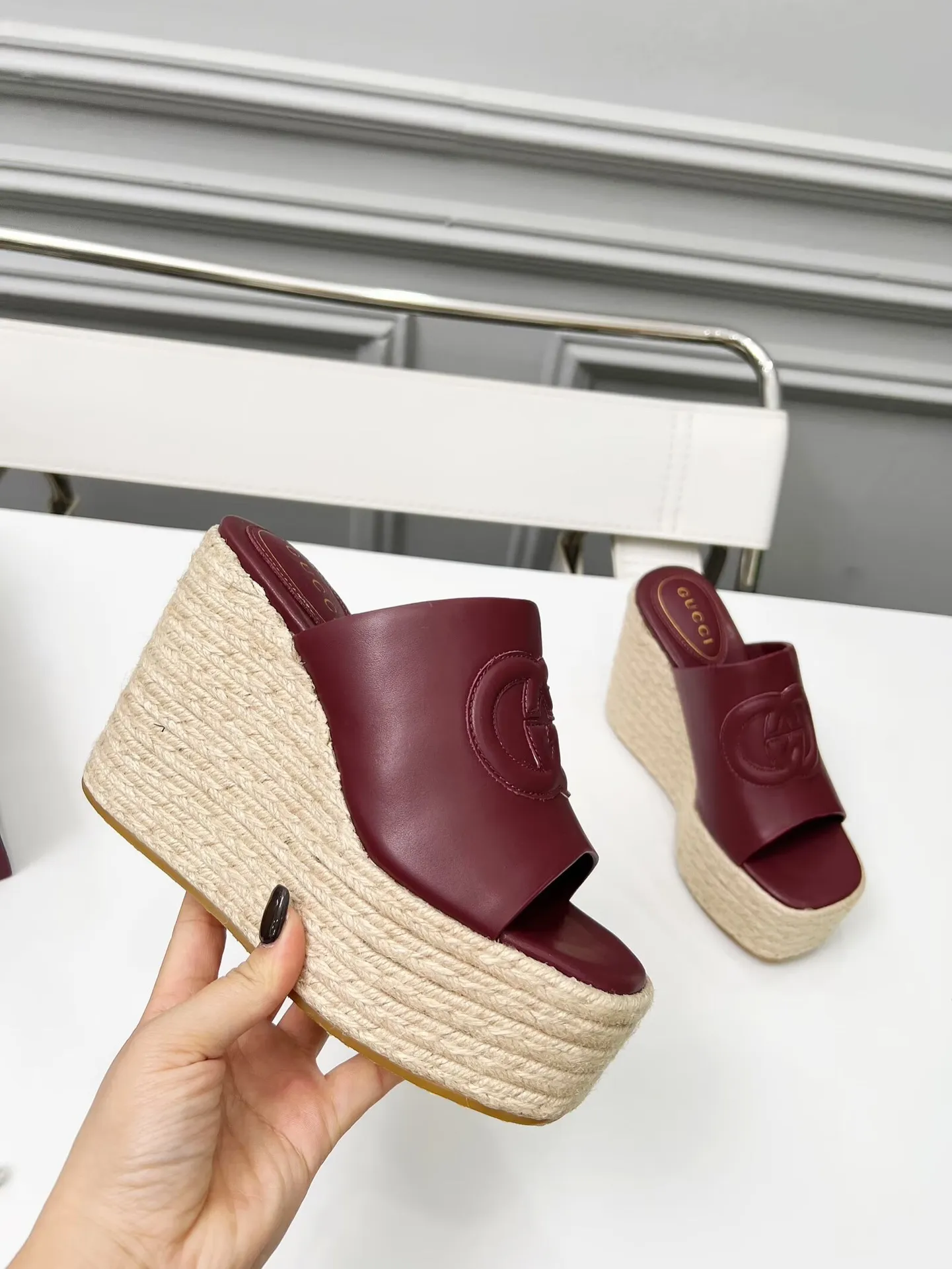 出厂价:210元 古琦新款拖鞋 ,时尚高端又个性十足的一款✅ 上脚很稳舒适又耐穿,日常搭配方便又独特,夏日必备经典款,鞋面采用GUCCI品牌车线 面料:牛皮 内里/垫脚:羊皮 水台高度:11cm 颜色:黑、白、棕、酒红、粉 码数:35—42(41、42需定做) 包装:配有布袋 卡片。