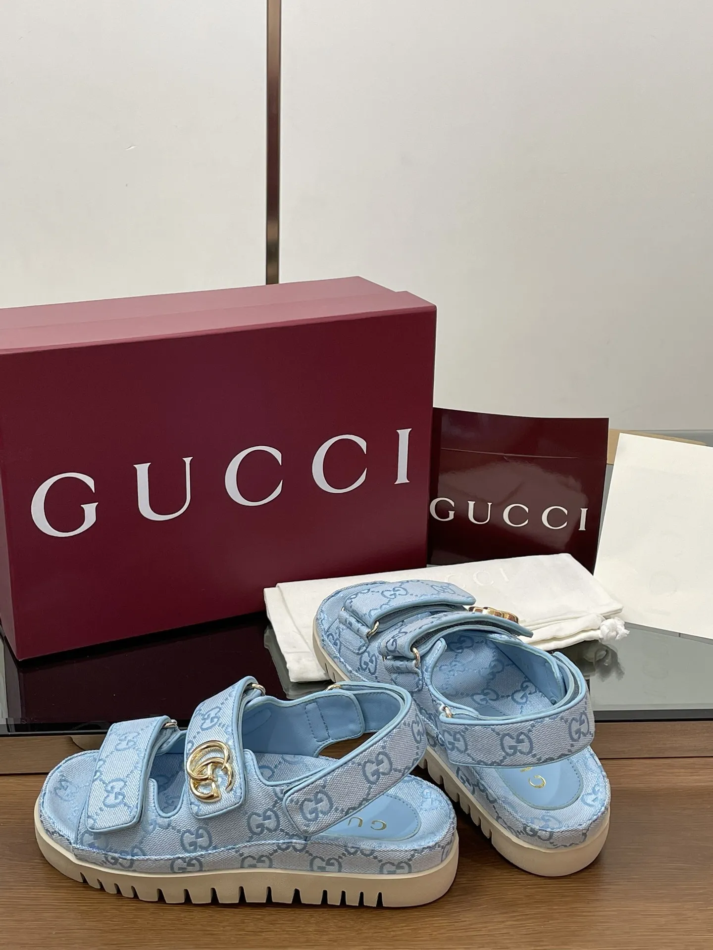 2025夏季新款GUCCi高端精品 🧧240💰🆕古驰早春系列😍饰双GG经典老花布沙滩凉鞋🔥顶级🆙代购品质！原版1:1复刻，毎个细节皆经过精心打磨细腻制作.可与ZG对比如一，无二品质！ Gucci 现代设计美学探索独特匠心之路，巧妙融合品牌经典元素与备受喜爱的品牌标识。这款凉鞋缀饰备受喜爱的双G造型配件，为整个设计注入一抹低调的品牌标识魅力，与魔术贴带的多功能性相得益彰。👏👏 面料：原版定制进口GG老花帆布+进口羊皮 内里/垫脚：进口羊皮里 鞋跟：2.0CM厚底 大底：模具进口橡胶底 尺码：女35-42（404142定做不退换） 包装：全套安可拉酒红原包装