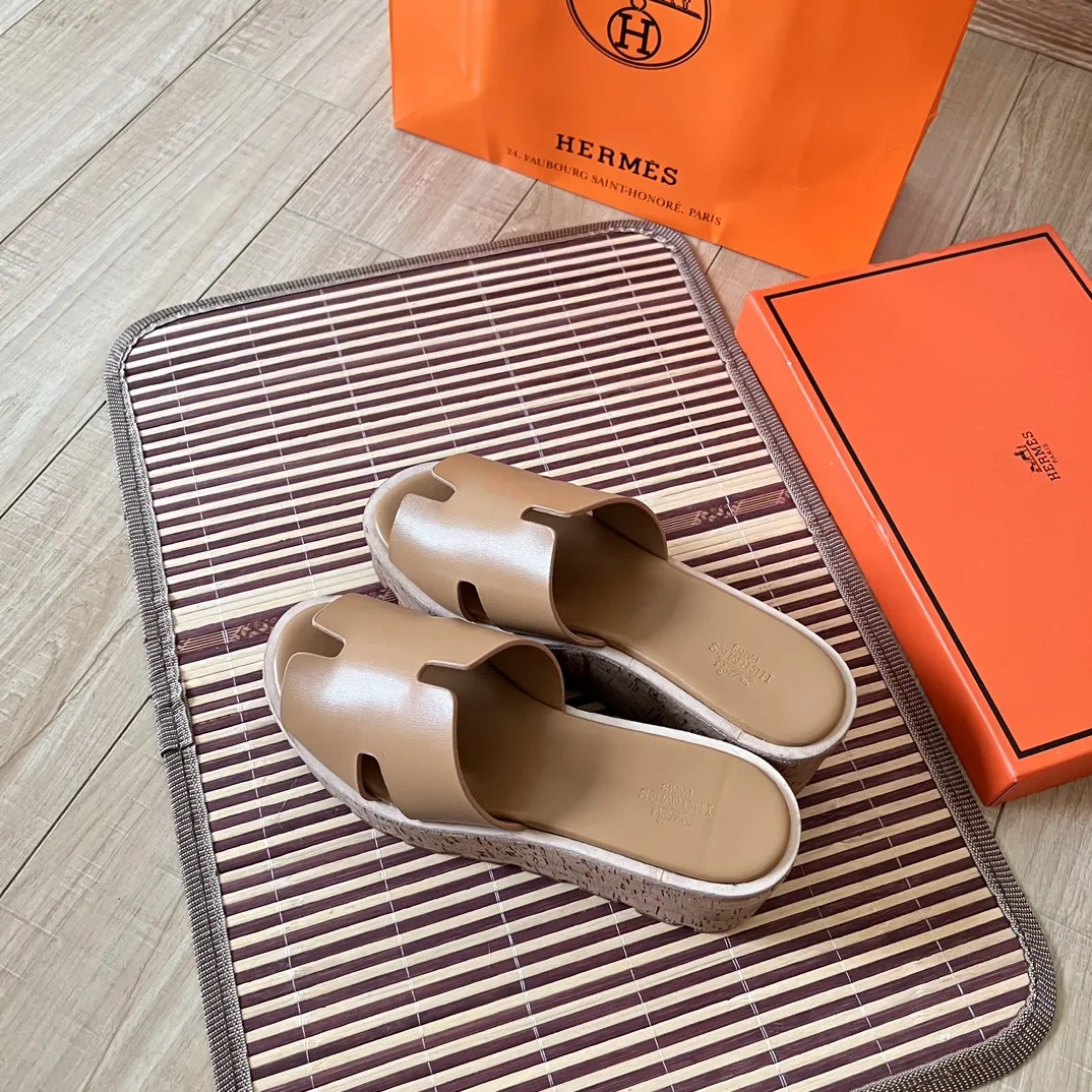 橙子出厂价💰105 Hermes 爱马仕24ss早春新品 防水台坡跟厚底凉拖鞋 H型凉鞋 经典靴型+英伦拼色设计，经典耐看！原版倒模楦型，极致1:1形体，进口高端织针呈现出精致质感！前水台5CM，后水台8CM 码数：35-41