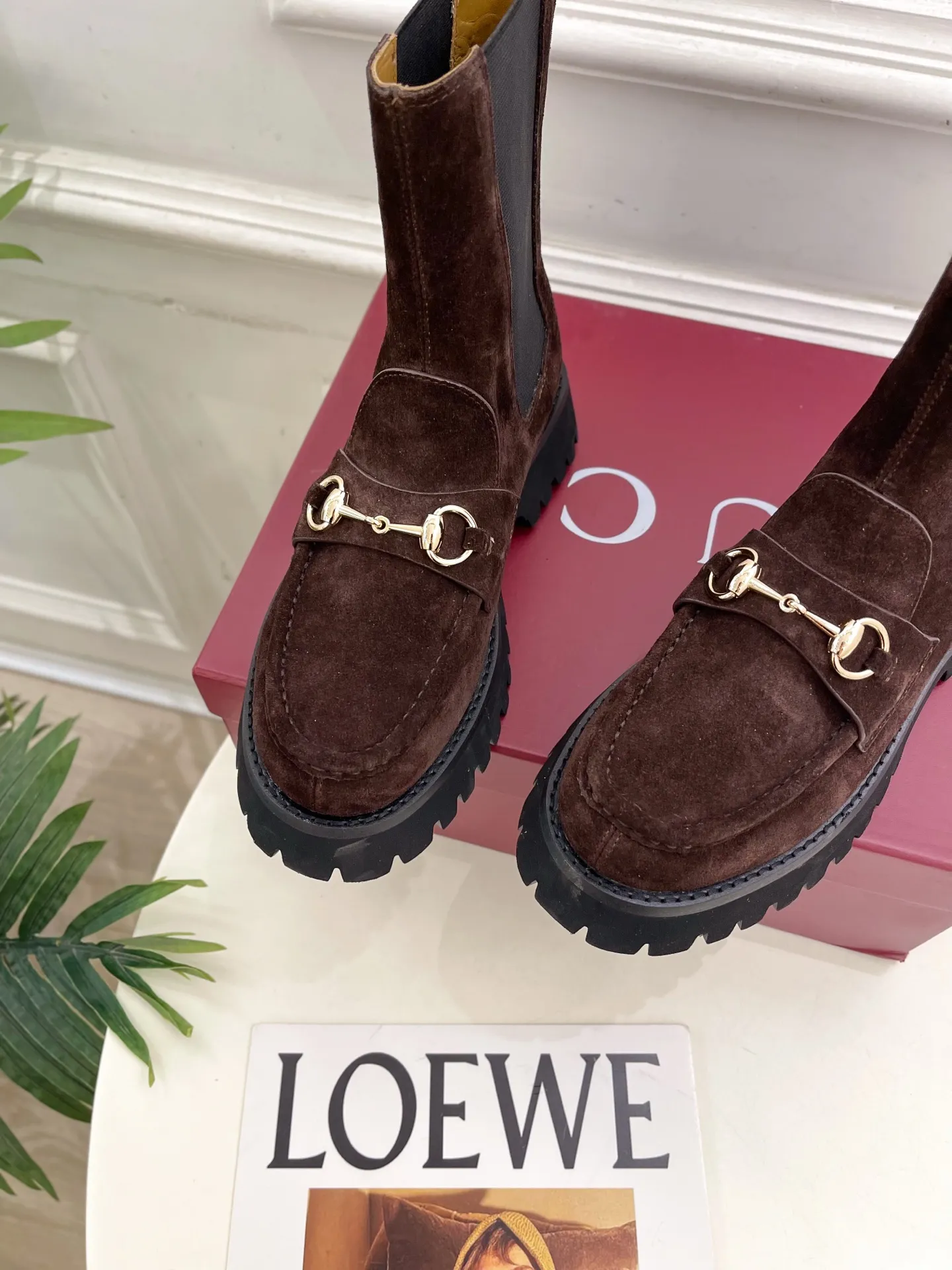 Gucci | 古驰 25𝐬𝐬 ⭐️2025 G家秋冬新品 走秀款 经典马衔扣切尔西短靴 主打系列终于面世,狠货值得期待!原有的经典 创造新设计 ✨ ❥ BS代购级别!高级感十足!国内外博主刷爆的一款,复古又时髦 穿搭简便 上脚美炸了!官网主推,新色持续更新🆕 ━━━━━ ЅᏇєєt ━━━━━ ▪️鞋面:原版特定小牛皮/牛猄 ▪️内里: 进口羊皮里 ▪️大底:原版开模定制防滑大底 ▪️跟高:4.5cm ▪️鞋码: 35-39(40.41.可定做) ▪️出厂价:💰360