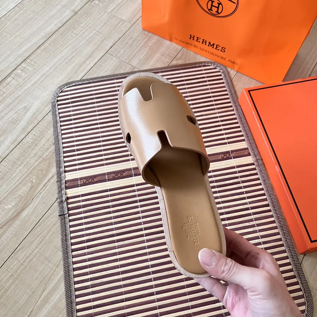 橙子出厂价💰105 Hermes 爱马仕24ss早春新品 防水台坡跟厚底凉拖鞋 H型凉鞋 经典靴型+英伦拼色设计，经典耐看！原版倒模楦型，极致1:1形体，进口高端织针呈现出精致质感！前水台5CM，后水台8CM 码数：35-41