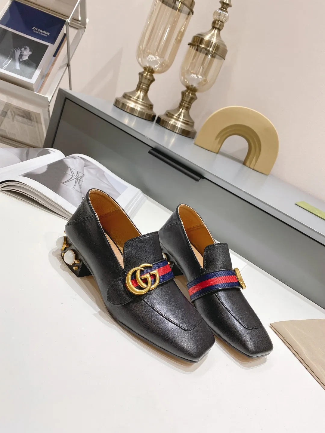 经典款古奇春鞋走秀款，明星同款。官网1；1定制。2用穿法。可做拖鞋。面头层粒面牛皮。全羊皮里。羊皮垫脚，搭配原版GUCCI古铜色实心双G筒扣。高端大气。层皮包跟更显奢华品质。采用进口大珍珠，耐磨防滑品牌大底。跟高3.5厘米，欢迎上图大卖。订做34和41，大货35-40码，黑色，米白色，二个色 图片鞋跟有珍珠P220元。鞋跟无珍珠200元， 最后一图跟高7.5厘米