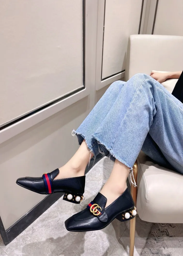 经典款古奇春鞋走秀款,明星同款。官网1;1定制。2用穿法。可做拖鞋。面头层粒面牛皮。全羊皮里。羊皮垫脚,搭配原版GUCCI古铜色实心双G筒扣。高端大气。层皮包跟更显奢华品质。采用进口大珍珠,耐磨防滑品牌大底。跟高3.5厘米,欢迎上图大卖。订做34和41,大货35-40码,黑色,米白色,二个色 图片鞋跟有珍珠P220元。鞋跟无珍珠200元, 最后一图跟高7.5厘米