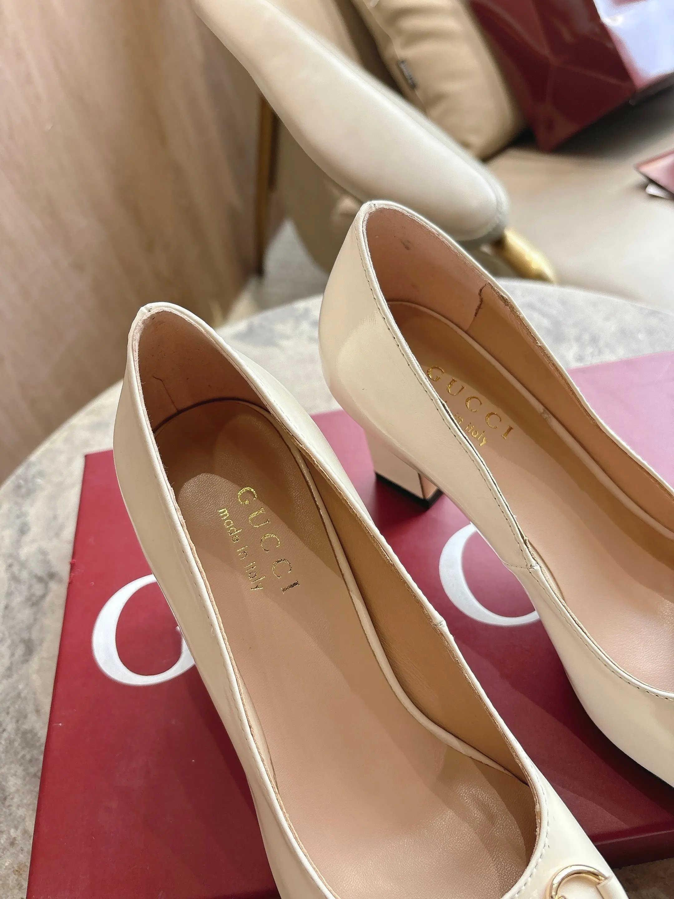 3079-2 白¥260(35-42)2026春夏系列全新上市。这款单品亮相于《La Famiglia》系列“Incazzata”造型。Signora系列鞋履的设计灵感源自意大利语中的“夫人”一词,以简约利落的方形鞋头与纤细修长的粗跟焕新演绎品牌典藏浅口鞋,为雅致风尚注入一抹现代气息。 米白色柔软亮面皮革 金色调配件 粉色皮革衬里 马衔扣和同款金属质感饰面“Made in Italy by Gucci”标识 利落方形鞋头 皮革鞋底 修长阔跟廓形 中跟 跟高:850厘米