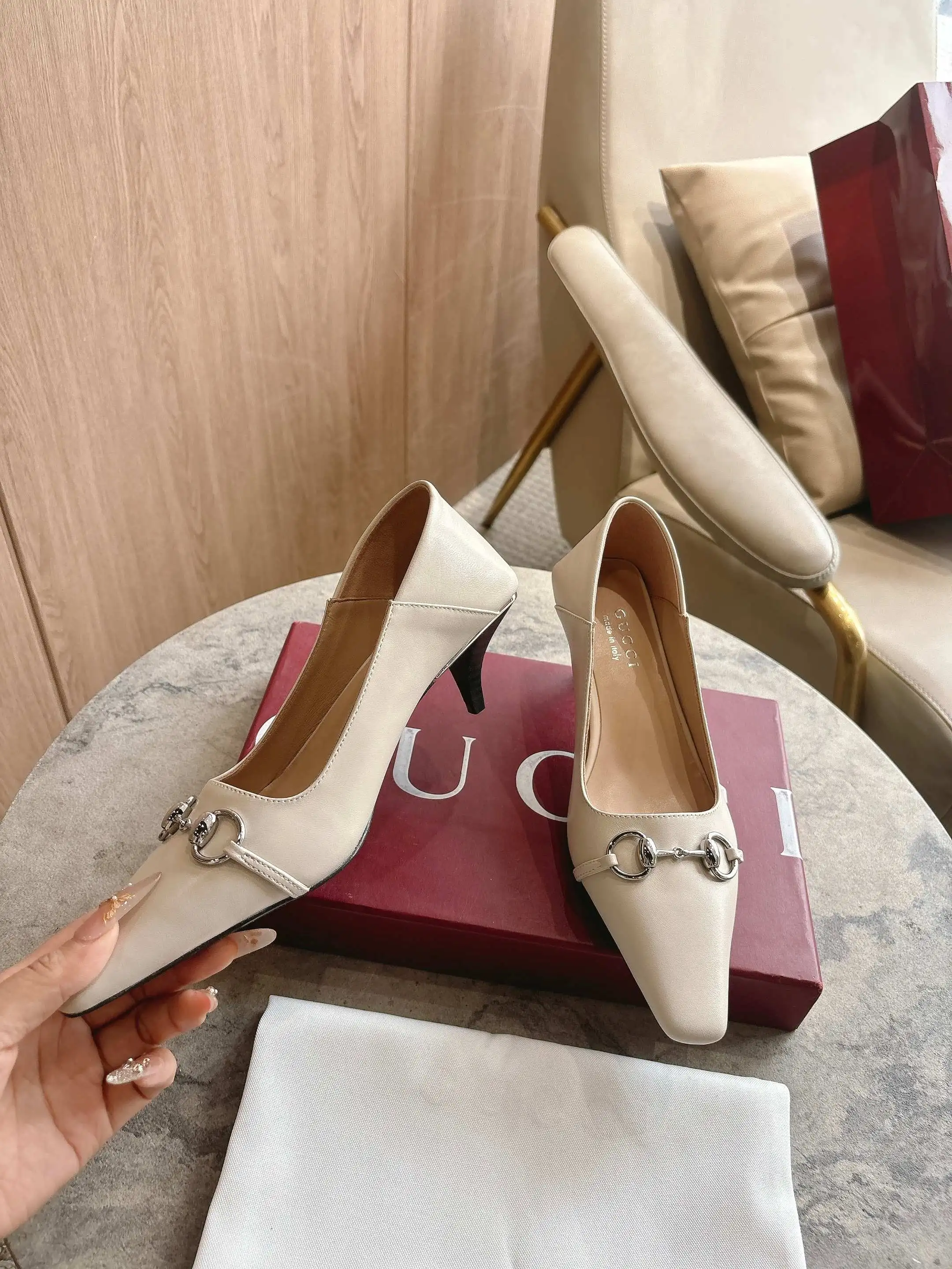 3570-1 白¥270(35-42)2026春夏系列全新上市。Vittoria系列以简约利落的加长鞋头与锥形鞋跟匠心呈献出众柔软的鞋履廓形,为《La Famiglia》增添亮眼新作。这款鞋履甄选柔软皮革打造,后帮可向下翻折,一展随性优雅气韵。其鞋款名称正源于此设计巧思。 米白色皮革 银色调配件 米色皮革衬里 马衔扣和同款金属质感饰面“Made in Italy by Gucci”标识 加长微方鞋头 皮革鞋底 皮革包覆锥形鞋跟,饰金属片 中跟 高度:5.5厘米