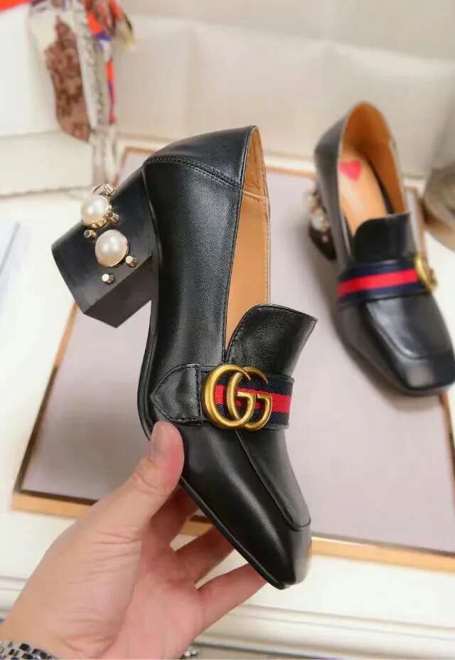 经典款古奇春鞋走秀款,明星同款。官网1;1定制。2用穿法。可做拖鞋。面头层粒面牛皮。全羊皮里。羊皮垫脚,搭配原版GUCCI古铜色实心双G筒扣。高端大气。层皮包跟更显奢华品质。采用进口大珍珠,耐磨防滑品牌大底。跟高3.5厘米,欢迎上图大卖。订做34和41,大货35-40码,黑色,米白色,二个色 图片鞋跟有珍珠P220元。鞋跟无珍珠200元, 最后一图跟高7.5厘米