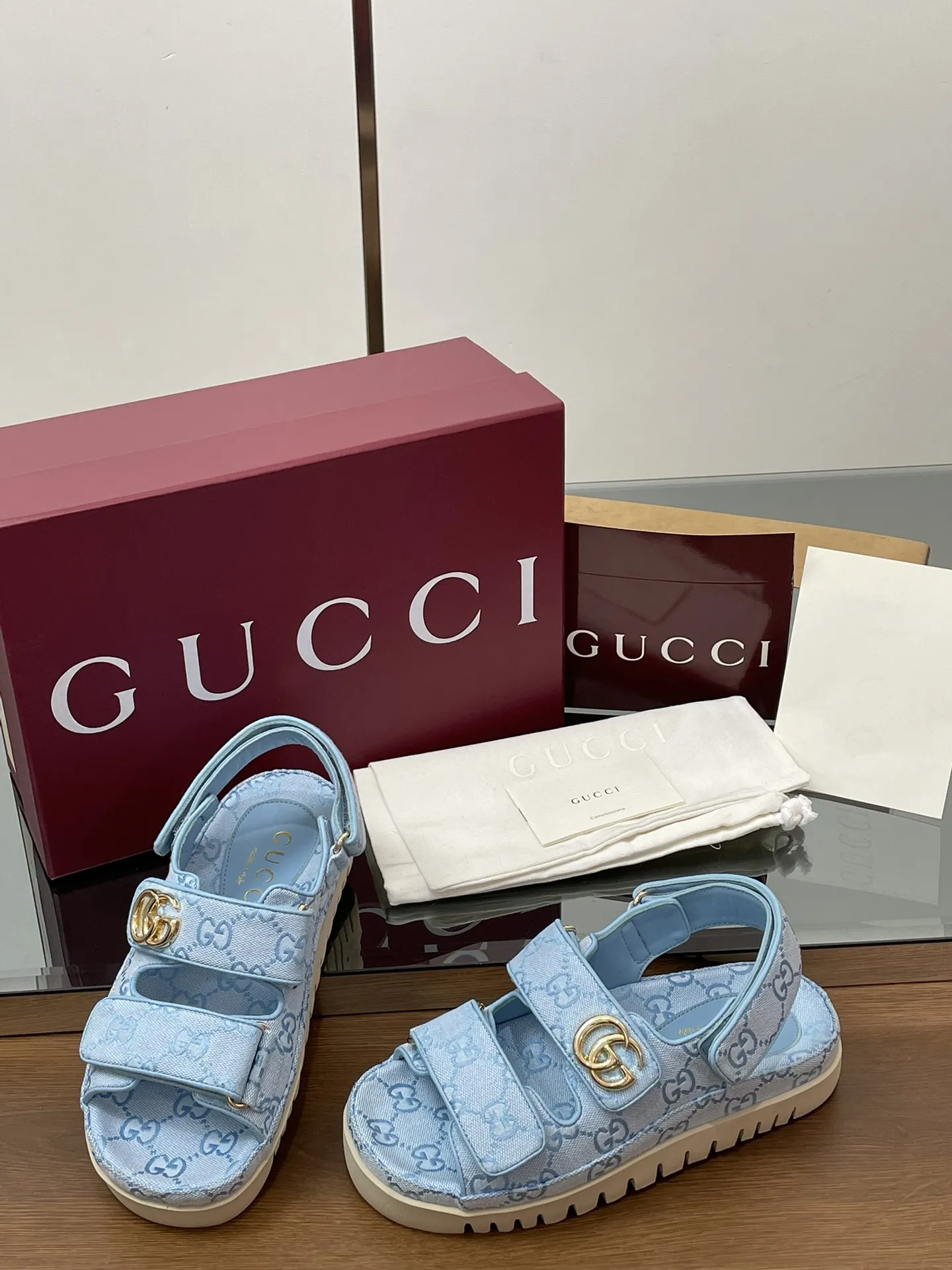 2025夏季新款GUCCi高端精品 🧧240💰🆕古驰早春系列😍饰双GG经典老花布沙滩凉鞋🔥顶级🆙代购品质！原版1:1复刻，毎个细节皆经过精心打磨细腻制作.可与ZG对比如一，无二品质！ Gucci 现代设计美学探索独特匠心之路，巧妙融合品牌经典元素与备受喜爱的品牌标识。这款凉鞋缀饰备受喜爱的双G造型配件，为整个设计注入一抹低调的品牌标识魅力，与魔术贴带的多功能性相得益彰。👏👏 面料：原版定制进口GG老花帆布+进口羊皮 内里/垫脚：进口羊皮里 鞋跟：2.0CM厚底 大底：模具进口橡胶底 尺码：女35-42（404142定做不退换） 包装：全套安可拉酒红原包装