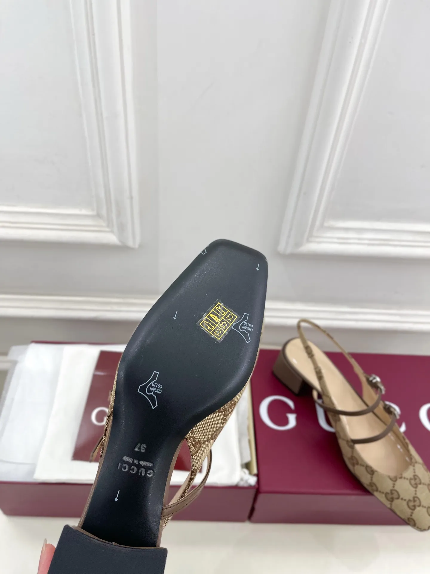 Gucci | 古驰 26𝐬𝐬 ⭐️ 2026春夏新品 双G水钻老花粗跟后空凉鞋 主打系列终于面世，狠货值得期待！原有的经典 创造新设计 ✨ ❥BS代购级别！高级感十足！国内外博主刷爆的一款,复古又时髦 穿搭简便 上脚美炸了！官网主推，新色持续更新🆕 ━━━━━ ЅᏇєєt ━━━━━ ▪️鞋面：高定制进口GG帆布 ▪️内里: 进口羊皮里 ▪️大底：原版意大利进口牛皮大底 ▪️跟高：4.5cm ▪️鞋码: 35-39（40.41.可定制） 出厂价：💰280