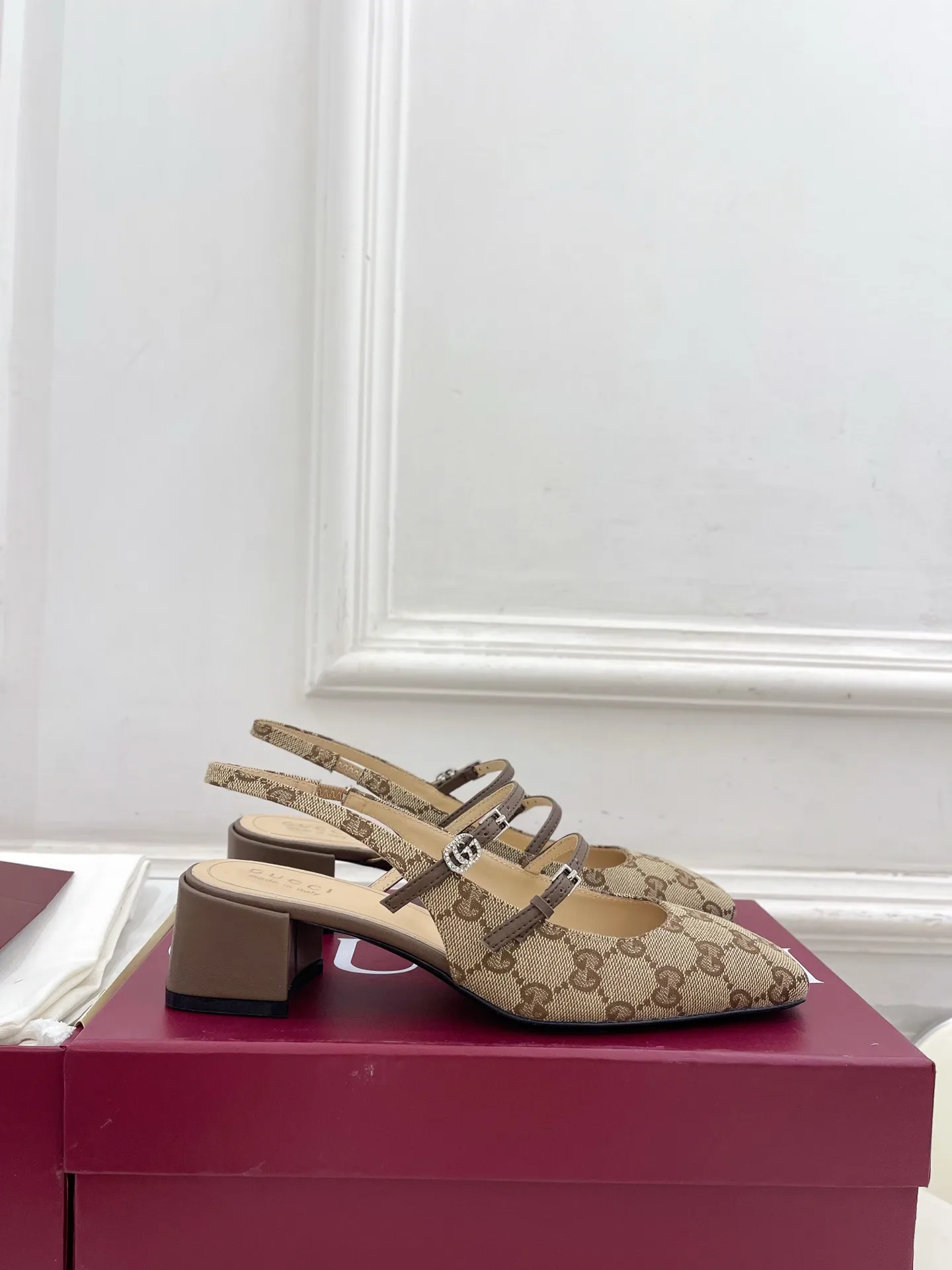 Gucci | 古驰 26𝐬𝐬 ⭐️ 2026春夏新品 双G水钻老花粗跟后空凉鞋 主打系列终于面世,狠货值得期待!原有的经典 创造新设计 ✨ ❥BS代购级别!高级感十足!国内外博主刷爆的一款,复古又时髦 穿搭简便 上脚美炸了!官网主推,新色持续更新🆕 ━━━━━ ЅᏇєєt ━━━━━ ▪️鞋面:高定制进口GG帆布 ▪️内里: 进口羊皮里 ▪️大底:原版意大利进口牛皮大底 ▪️跟高:4.5cm ▪️鞋码: 35-39(40.41.可定制) 出厂价:💰280