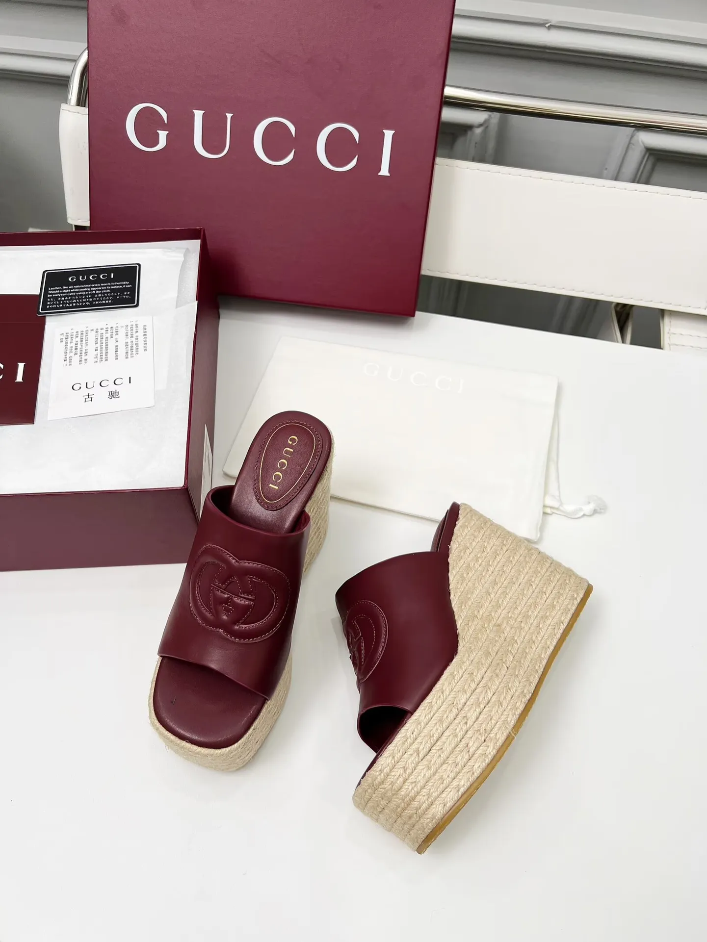 出厂价：210元 古琦新款拖鞋 ，时尚高端又个性十足的一款✅ 上脚很稳舒适又耐穿，日常搭配方便又独特，夏日必备经典款，鞋面采用GUCCI品牌车线 面料：牛皮 内里/垫脚：羊皮 水台高度：11cm 颜色：黑、白、棕、酒红、粉 码数：35&mdash;42（41、42需定做） 包装：配有布袋 卡片。