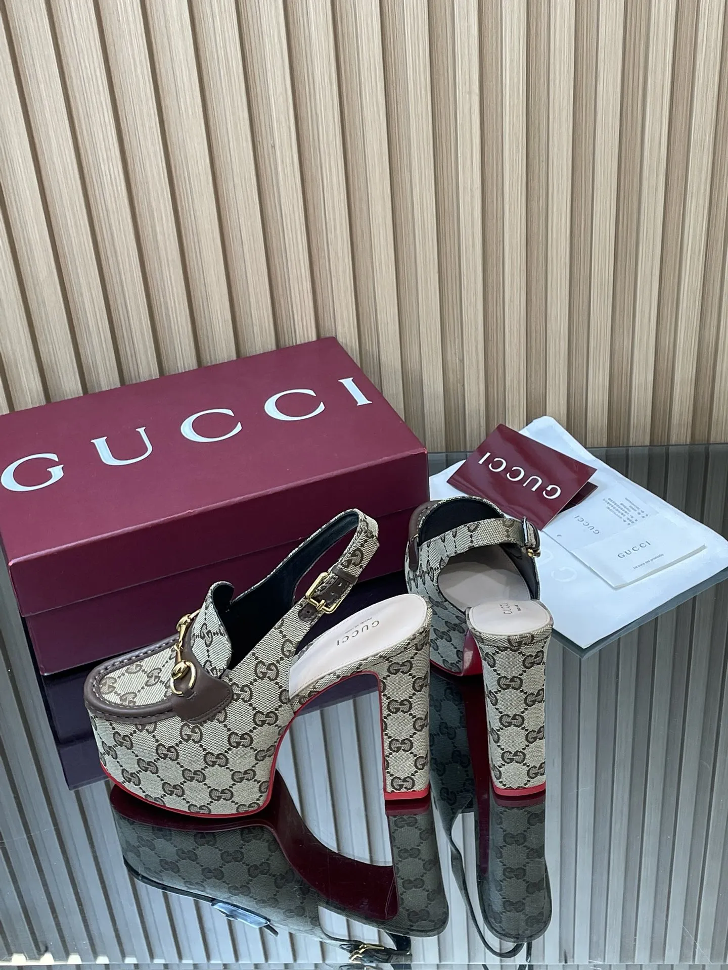 2026早春系列Gucci/古奇🔥新品🆕撞色红底🔥防水台马鞍扣 马衔扣 厚底后系带乐福鞋🆕老花G布单鞋💰350🔥高跟厚底防水台慕勒凉鞋,鞋柜必备款 原版套楦 高端品质👍 典藏图案继续在Guucci全新系列中大放异彩。全新系列匠心呈献马衔扣配件,彰显品牌马术传承。这款女士后系带鞋采用‼️大红撞色底‼️高跟点睛亮眼设计,打造稳固而舒适的穿着体验,浅金色调配件,踝部可调节搭扣开合方便穿搭💋✌️ 面料:进口GG老花帆布+牛皮 原版1:1定制五金 内里: 羊皮垫脚 大底:意大利真皮大底 跟高:后高跟14cm 前防水台:5cm 码数:35-42(404142订) 包装:全套原版高端包装 意大利创作