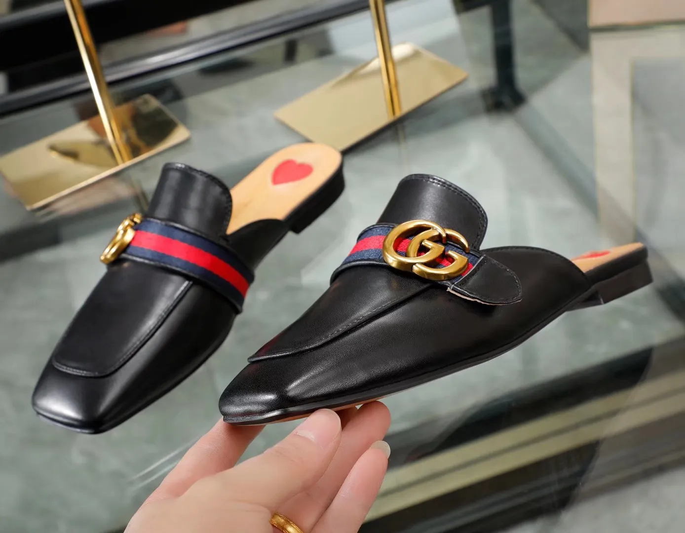 古奇拖鞋,众多明星同款。官网1;1定制,面头层粒面牛皮。全羊皮里。羊皮垫脚,搭配原版GUCCI古铜色实心双G筒扣。高端大气。层皮包跟更显奢华品质。采用进口大珍珠,耐磨防滑品牌橡胶大底。平跟1.5厘米,欢迎上图大卖。黑色,米白色,。鞋P180元,35-40码。可以订做41码,