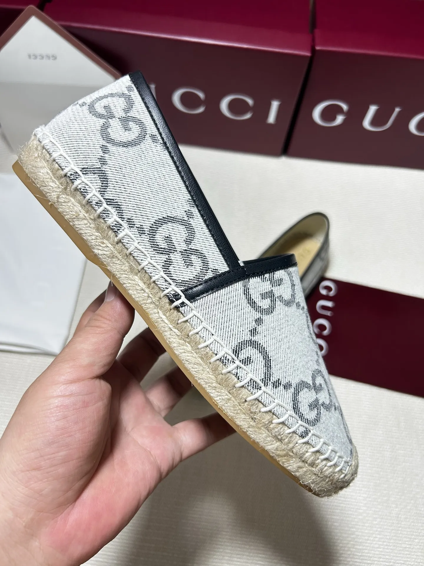 💰160,GUCCi 2025ss新款马衔扣女士新款渔夫鞋 这款鞋采用米色和深棕色GG帆布制 成整双鞋子采购Zp开发打造,全部定制材料,独家开模大底,细节全部对版出货,连包装也做到跟正品一样。码数:35-41(41订做不退不换)