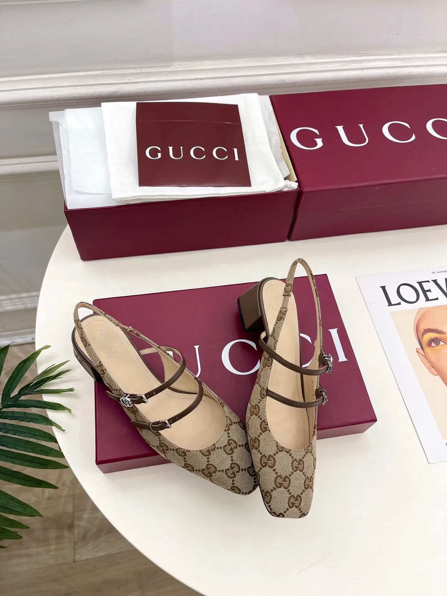 Gucci | 古驰 26𝐬𝐬 ⭐️ 2026春夏新品 双G水钻老花粗跟后空凉鞋 主打系列终于面世，狠货值得期待！原有的经典 创造新设计 ✨ ❥BS代购级别！高级感十足！国内外博主刷爆的一款,复古又时髦 穿搭简便 上脚美炸了！官网主推，新色持续更新🆕 ━━━━━ ЅᏇєєt ━━━━━ ▪️鞋面：高定制进口GG帆布 ▪️内里: 进口羊皮里 ▪️大底：原版意大利进口牛皮大底 ▪️跟高：4.5cm ▪️鞋码: 35-39（40.41.可定制） 出厂价：💰280