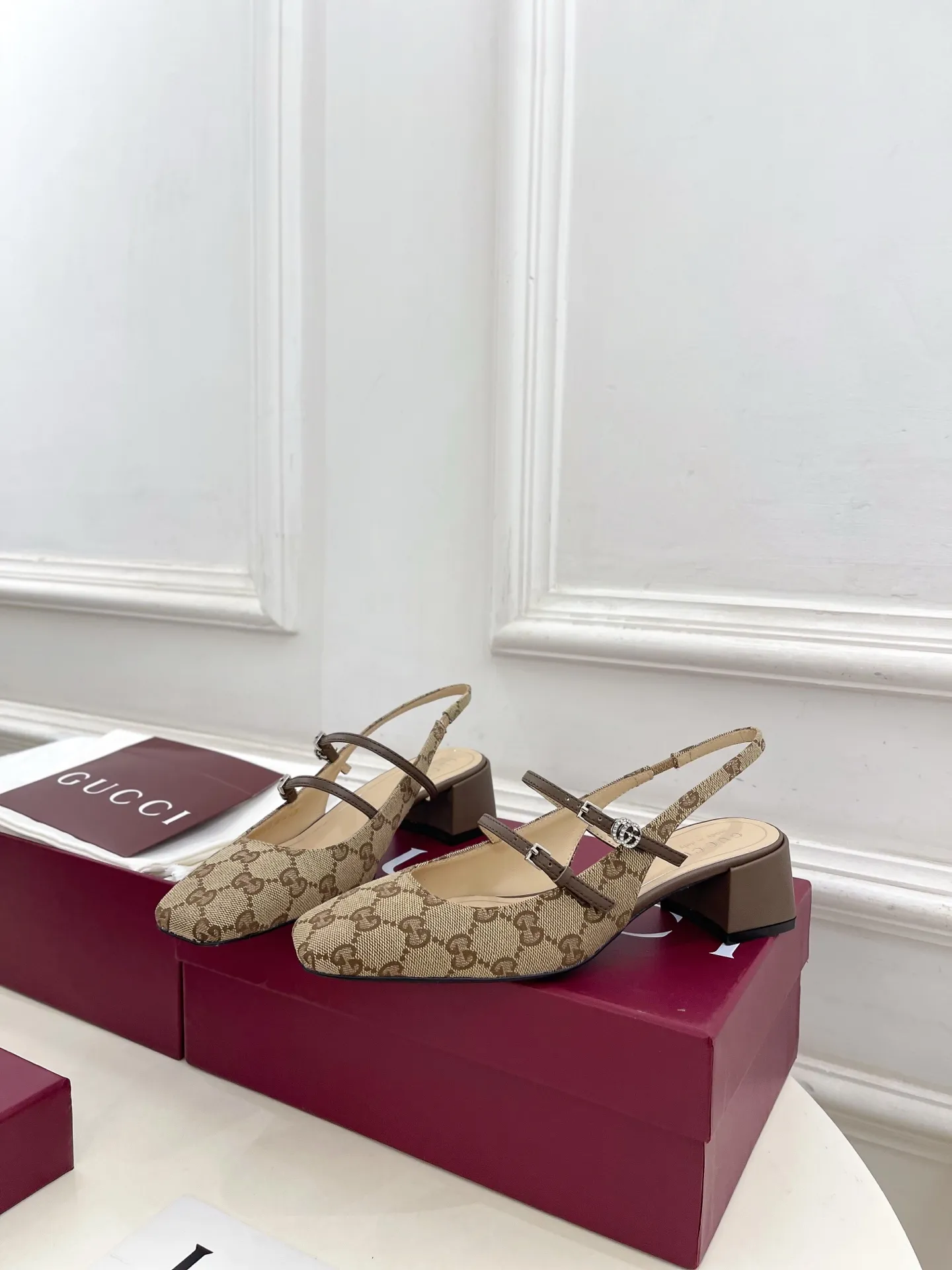 Gucci | 古驰 26𝐬𝐬 ⭐️ 2026春夏新品 双G水钻老花粗跟后空凉鞋 主打系列终于面世，狠货值得期待！原有的经典 创造新设计 ✨ ❥BS代购级别！高级感十足！国内外博主刷爆的一款,复古又时髦 穿搭简便 上脚美炸了！官网主推，新色持续更新🆕 ━━━━━ ЅᏇєєt ━━━━━ ▪️鞋面：高定制进口GG帆布 ▪️内里: 进口羊皮里 ▪️大底：原版意大利进口牛皮大底 ▪️跟高：4.5cm ▪️鞋码: 35-39（40.41.可定制） 出厂价：💰280