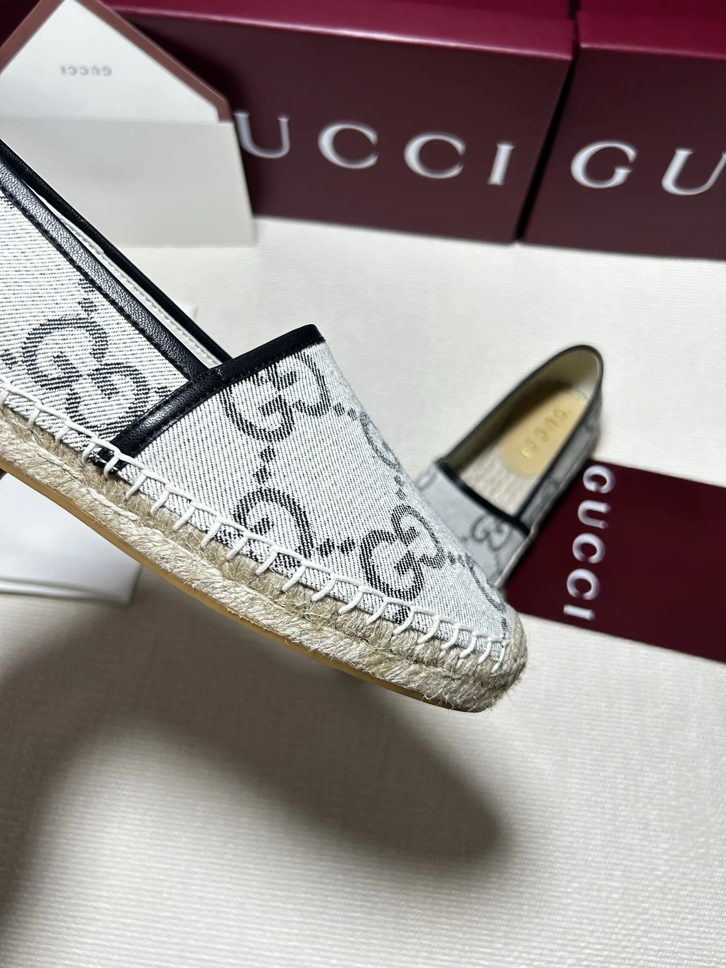 💰160,GUCCi 2025ss新款马衔扣女士新款渔夫鞋 这款鞋采用米色和深棕色GG帆布制 成整双鞋子采购Zp开发打造,全部定制材料,独家开模大底,细节全部对版出货,连包装也做到跟正品一样。码数:35-41(41订做不退不换)