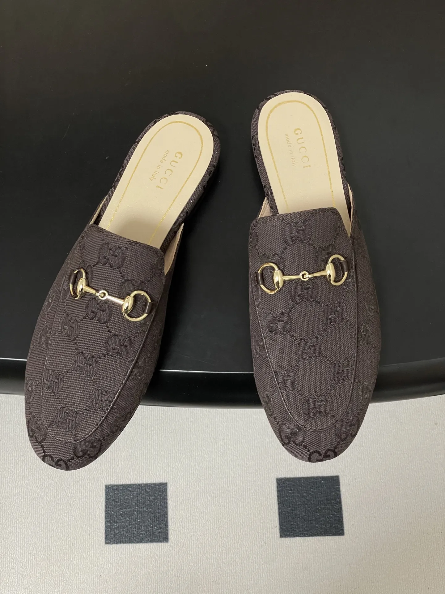 p280- 2026春夏新配色Gucci 古驰Princetown经典款系列最新版面🆕双G布面穆勒鞋马衔扣平底半拖鞋 作为设计传承的杰出代表，新系列饰马衔扣乐福鞋，生动彰显经典优雅格调。这款鞋履采用品牌标志性字母G G交织图案压纹皮，成就隽永经典。这款鞋履材质柔软，廊形精致流畅，彰显日常优雅风范！ 鞋面：定制双G布面 内里垫脚：羊皮 鞋底：意大利真皮大底 码数：35-39（40.41.42定做不退换）