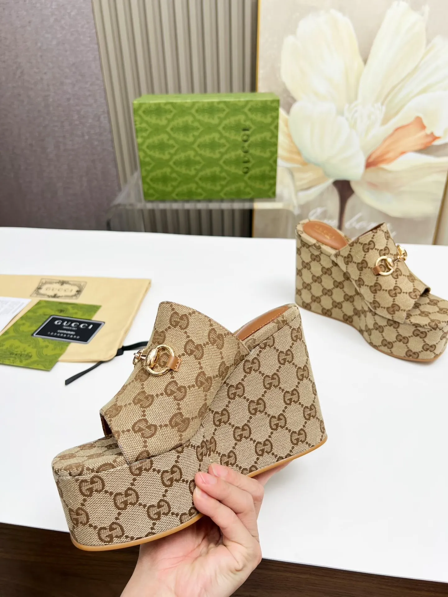 出厂价：200元 古琦新款拖鞋 ，时尚高端又个性十足的一款✅ 上脚很稳舒适又耐穿，日常搭配方便又独特，夏日必备经典款，鞋面采用GUCCI品牌饰扣 内里/垫脚：羊皮 水台高度：11cm 颜色：黑、棕 码数：35&mdash;42（41、42需定做） 包装：配有布袋 卡片。