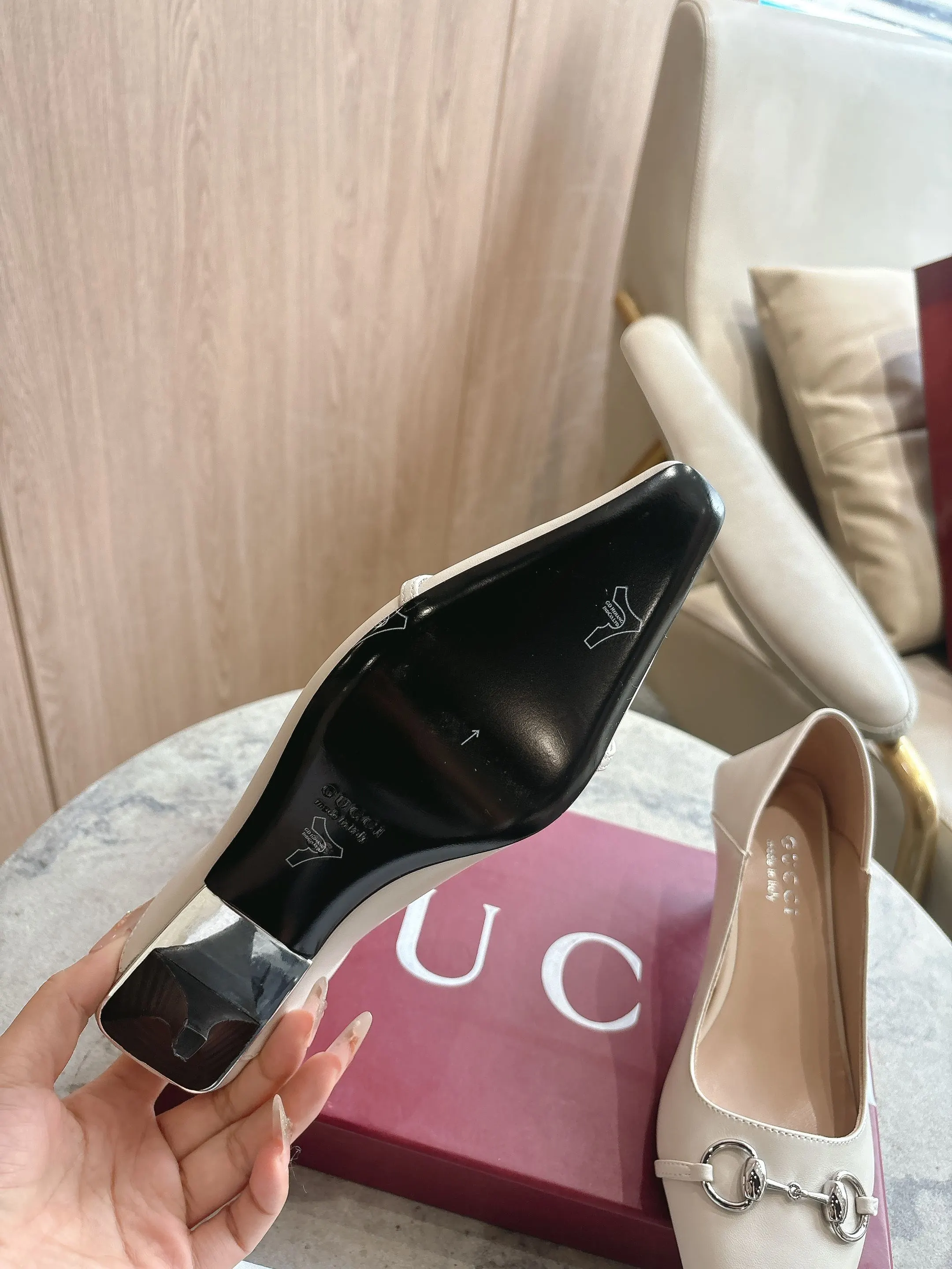 3570-1 白¥270(35-42)2026春夏系列全新上市。Vittoria系列以简约利落的加长鞋头与锥形鞋跟匠心呈献出众柔软的鞋履廓形,为《La Famiglia》增添亮眼新作。这款鞋履甄选柔软皮革打造,后帮可向下翻折,一展随性优雅气韵。其鞋款名称正源于此设计巧思。 米白色皮革 银色调配件 米色皮革衬里 马衔扣和同款金属质感饰面“Made in Italy by Gucci”标识 加长微方鞋头 皮革鞋底 皮革包覆锥形鞋跟,饰金属片 中跟 高度:5.5厘米