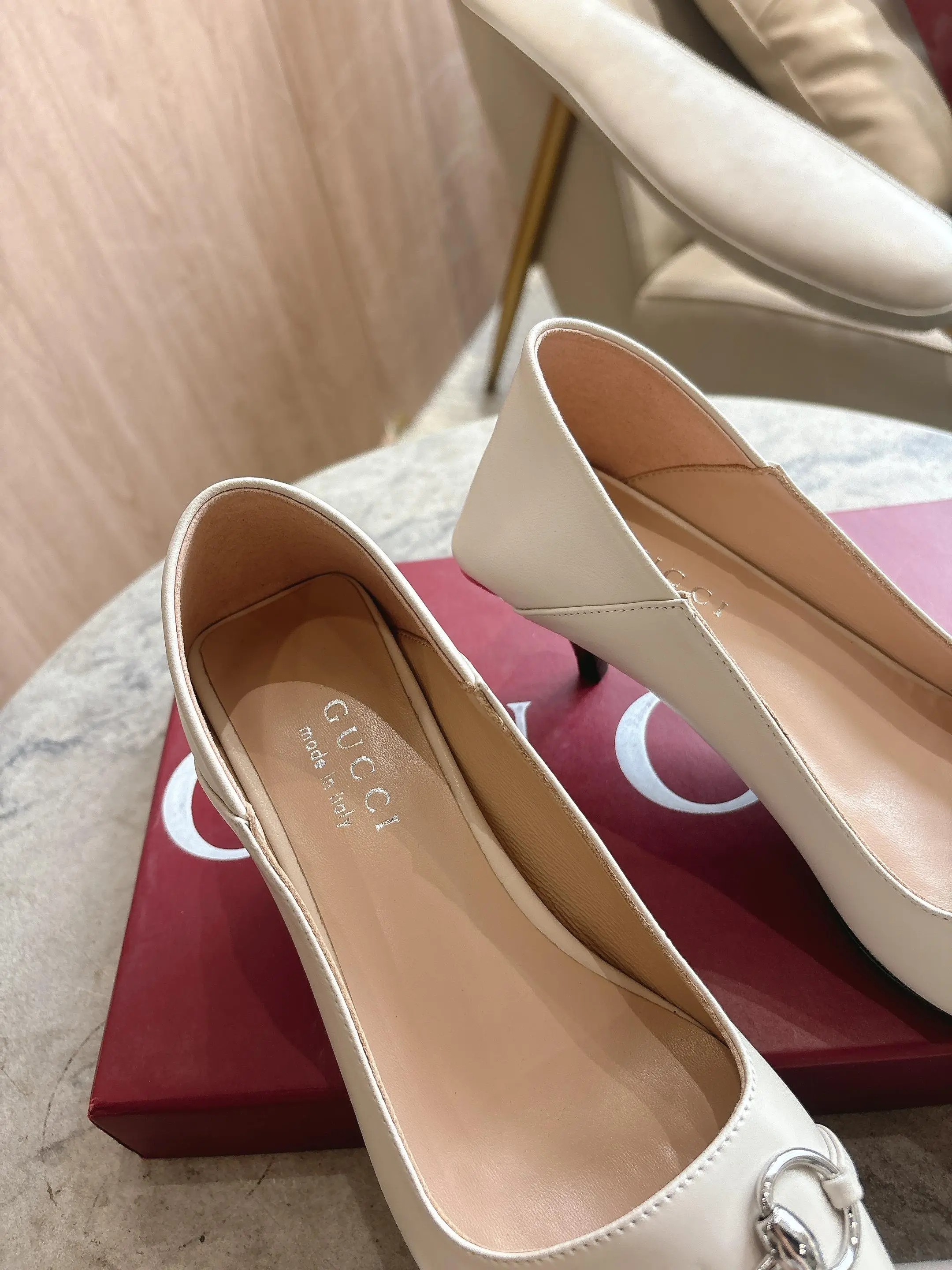 3570-1 白&yen;270（35-42）2026春夏系列全新上市。Vittoria系列以简约利落的加长鞋头与锥形鞋跟匠心呈献出众柔软的鞋履廓形，为《La Famiglia》增添亮眼新作。这款鞋履甄选柔软皮革打造，后帮可向下翻折，一展随性优雅气韵。其鞋款名称正源于此设计巧思。 米白色皮革 银色调配件 米色皮革衬里 马衔扣和同款金属质感饰面&ldquo;Made in Italy by Gucci&rdquo;标识 加长微方鞋头 皮革鞋底 皮革包覆锥形鞋跟，饰金属片 中跟 高度：5.5厘米