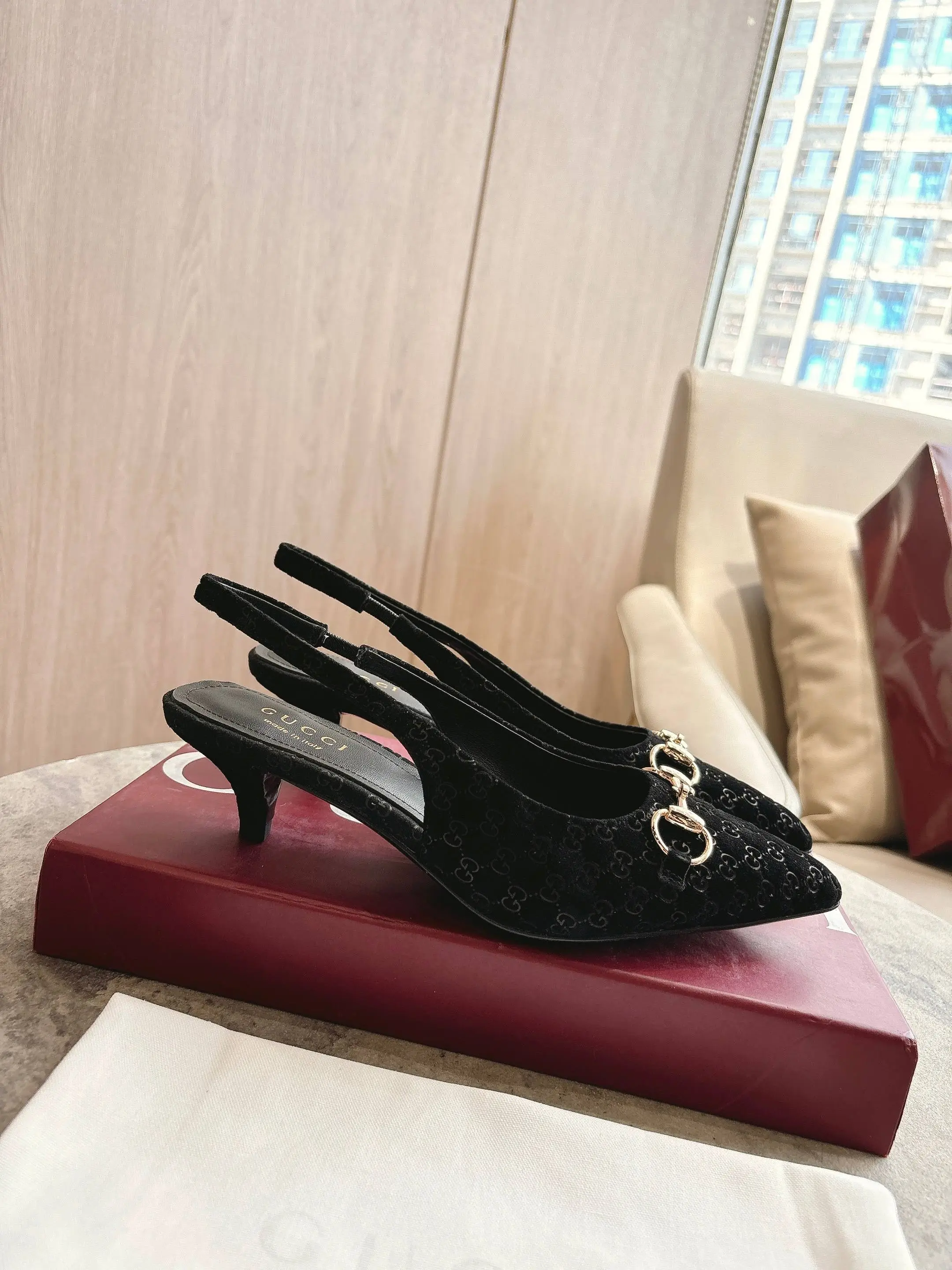 2024-1A p黑260（35-42）这款女士高跟鞋采用GG皮革精心制作，利落尖头设计搭配标志性的马衔扣细节，致敬Gucci马术传承。鞋面上的经典配件以抛光效果呈现，透过现代视角焕新诠释经典廓形。 黑色GG皮革 浅金色调配件 马衔扣 羊皮革鞋底 踝部可调节搭扣开合 中跟 高度：5厘米