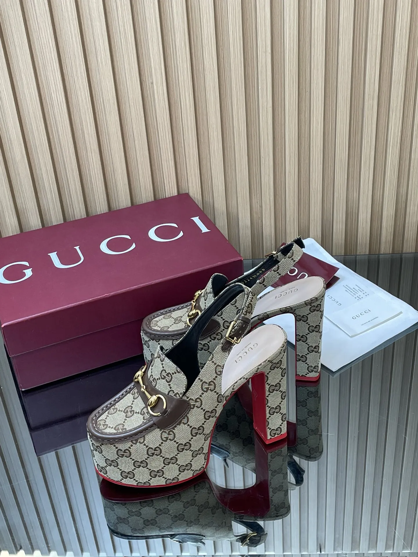 2026早春系列Gucci/古奇🔥新品🆕撞色红底🔥防水台马鞍扣 马衔扣 厚底后系带乐福鞋🆕老花G布单鞋💰350🔥高跟厚底防水台慕勒凉鞋，鞋柜必备款 原版套楦 高端品质👍 典藏图案继续在Guucci全新系列中大放异彩。全新系列匠心呈献马衔扣配件，彰显品牌马术传承。这款女士后系带鞋采用‼️大红撞色底‼️高跟点睛亮眼设计，打造稳固而舒适的穿着体验，浅金色调配件，踝部可调节搭扣开合方便穿搭💋✌️ 面料：进口GG老花帆布+牛皮 原版1:1定制五金 内里： 羊皮垫脚 大底：意大利真皮大底 跟高：后高跟14cm 前防水台：5cm 码数：35-42（404142订） 包装：全套原版高端包装 意大利创作
