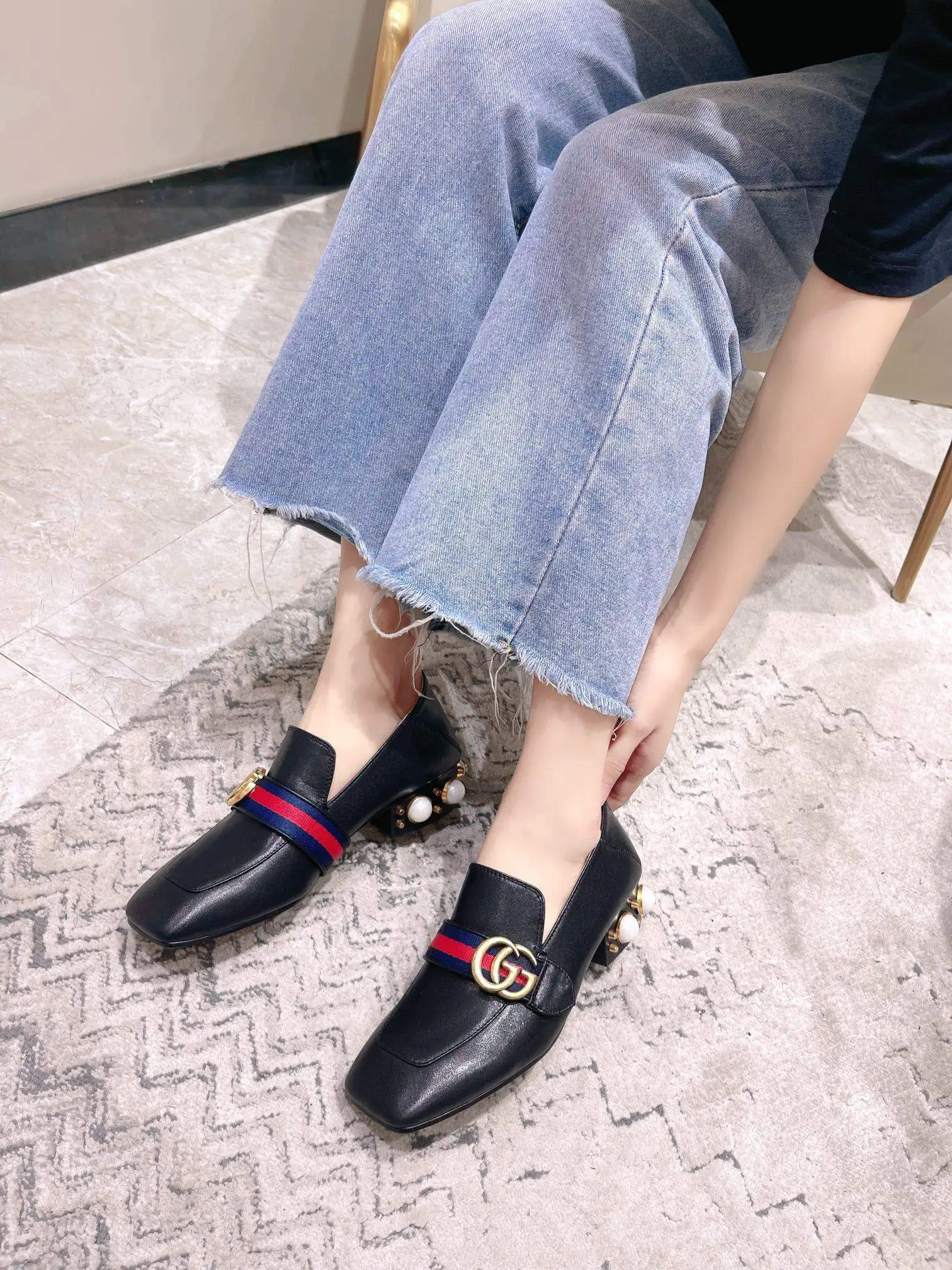 经典款古奇春鞋走秀款，明星同款。官网1；1定制。2用穿法。可做拖鞋。面头层粒面牛皮。全羊皮里。羊皮垫脚，搭配原版GUCCI古铜色实心双G筒扣。高端大气。层皮包跟更显奢华品质。采用进口大珍珠，耐磨防滑品牌大底。跟高3.5厘米，欢迎上图大卖。订做34和41，大货35-40码，黑色，米白色，二个色 图片鞋跟有珍珠P220元。鞋跟无珍珠200元， 最后一图跟高7.5厘米