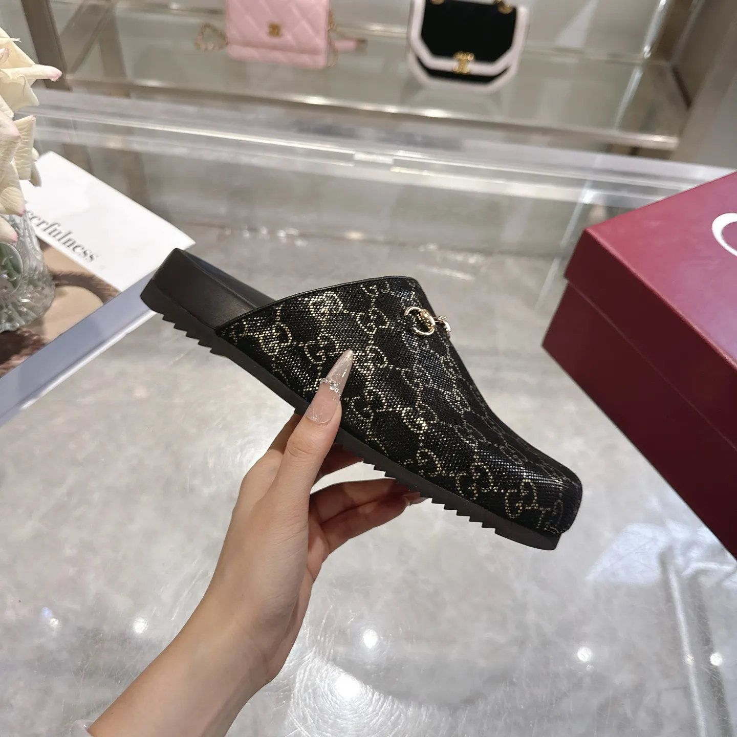 爆款 P 190💰 马衔扣拖鞋的改良版，采用宽圆头设计。马衔扣最早于 20 世纪 50 年代由 Gucci 使用，它继续向品牌的根源致敬，以现代的诠释方式为马术装备注入新的活力。 牛皮反绒GG 男女同款 浅金色五金配件 马衔扣 橡胶鞋底 平坦的 0.2 英寸高 意大利制造， 码数 ：女码36-42 男码40-46（47 48需定做）