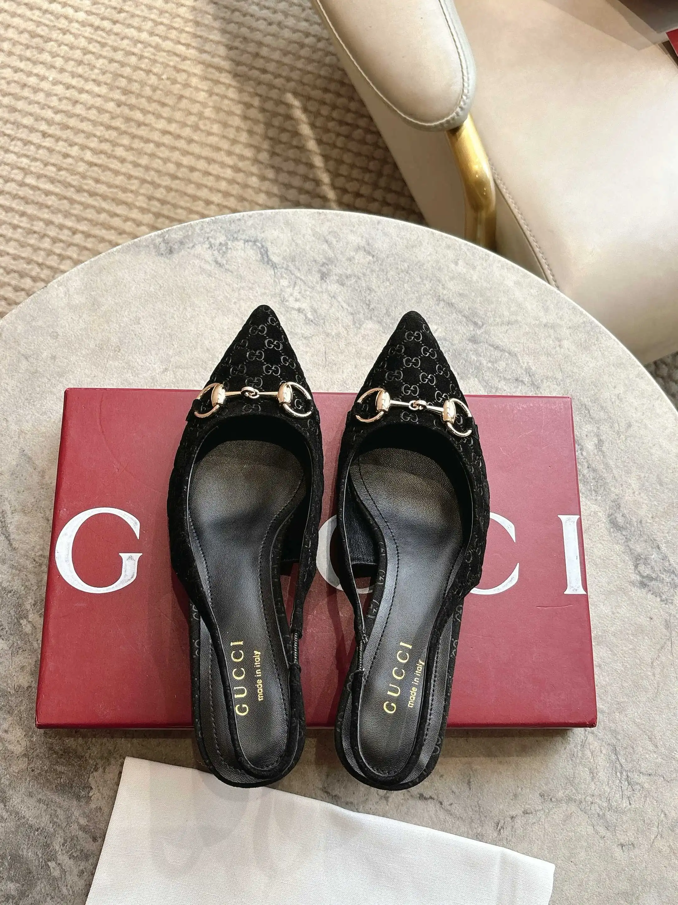 2024-1A p黑260（35-42）这款女士高跟鞋采用GG皮革精心制作，利落尖头设计搭配标志性的马衔扣细节，致敬Gucci马术传承。鞋面上的经典配件以抛光效果呈现，透过现代视角焕新诠释经典廓形。 黑色GG皮革 浅金色调配件 马衔扣 羊皮革鞋底 踝部可调节搭扣开合 中跟 高度：5厘米