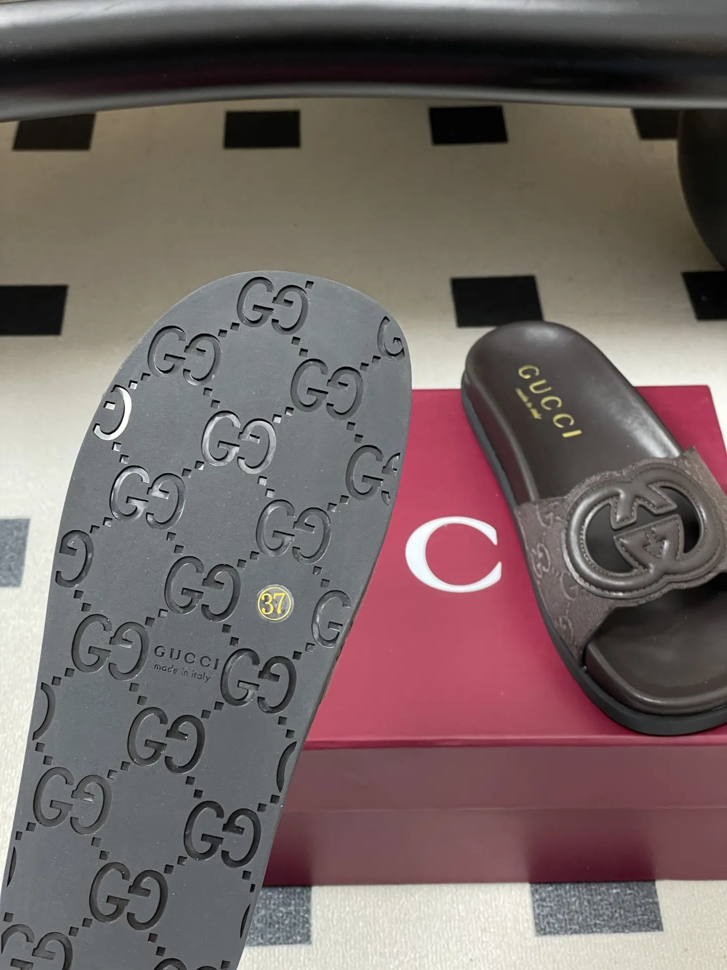 p250- 26Ss夏季新款Gucci古驰 双Ｇ镂空厚底沙滩凉拖鞋经典GG丹宁布休闲拖鞋 这款单品出自Gucci Lido系列，设计灵感源自意大利海岸的夏日风情和海滩俱乐部。从为品牌注入荣光的20世纪70年代典藏设计中撷取灵感，互扣式双G在这款皮革拖鞋上以大号镂空细节焕新呈现。 鞋面：牛皮/丹宁牛仔布 内里垫脚：羊皮 鞋底：原版开模橡胶大底 码数：35-39（40.41.42定做不退换）