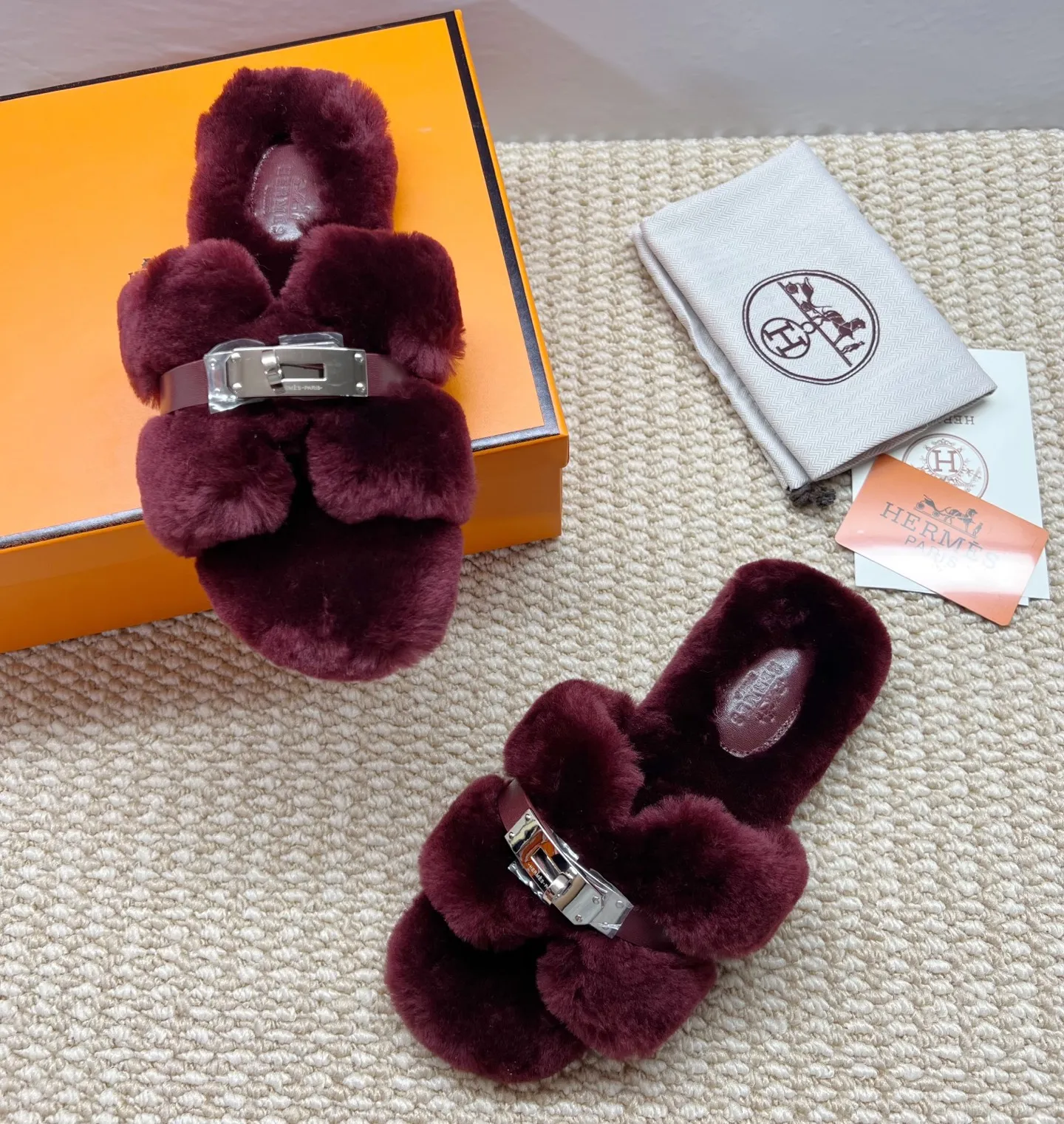 橙子出厂价💰 100 代购级别hermes爱马仕二舅毛拖常年做货2025新款新色官网、小红书同步最新配色爱马仕爆款火热上线,做工升级版,高品质! 时尚潮流小羊毛H拖秋冬款平底毛拖, 可定制无标不退不换 面料:进口小羊卷真毛 里料:进口小羊卷真毛 码数:35-41