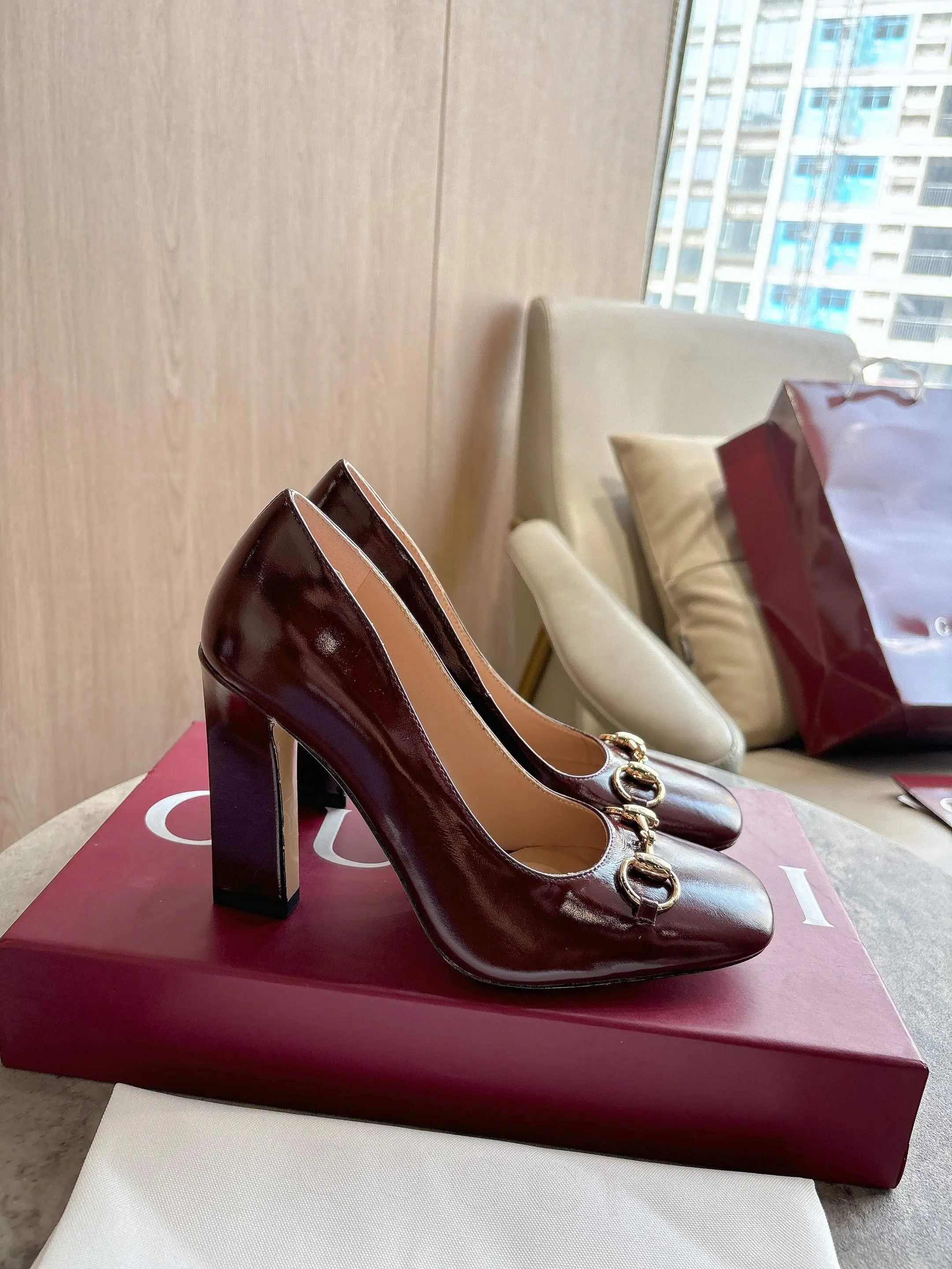 3079-1 酒红&yen;270（35-42）2026春夏系列全新上市。这款单品亮相于《La Famiglia》系列&ldquo;Incazzata&rdquo;造型。Signora系列鞋履的设计灵感源自意大利语中的&ldquo;夫人&rdquo;一词，以简约利落的方形鞋头与纤细修长的粗跟焕新演绎品牌典藏浅口鞋，为雅致风尚注入一抹现代气息。 酒红柔软亮面皮革 金色调配件 粉色皮革衬里 马衔扣和同款金属质感饰面&ldquo;Made in Italy by Gucci&rdquo;标识 利落方形鞋头 皮革鞋底 修长阔跟廓形 中跟 跟高：110厘米